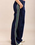 Toxik3 weite Stretchjeans mit dreifarbigen Sportstreifen