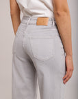 Toxik3 Jean Wide Super Stretch op een openhartige rand