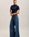 Weite Stretch-Jeanshose von Toxik3 mit Ausschnitten und Taschen