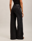 Weite Stretch-Jeanshose von Toxik3 mit Ausschnitten und Taschen