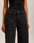 Weite Stretch-Jeanshose von Toxik3 mit Ausschnitten und Taschen