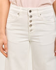 Pantalón ancho Toxik3 en denim elástico con botones decorados