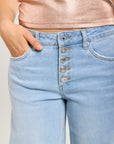 Pantalón ancho Toxik3 en denim elástico con botones decorados