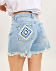 Short vaquero deshilachado Toxik3 con patrones de crochet