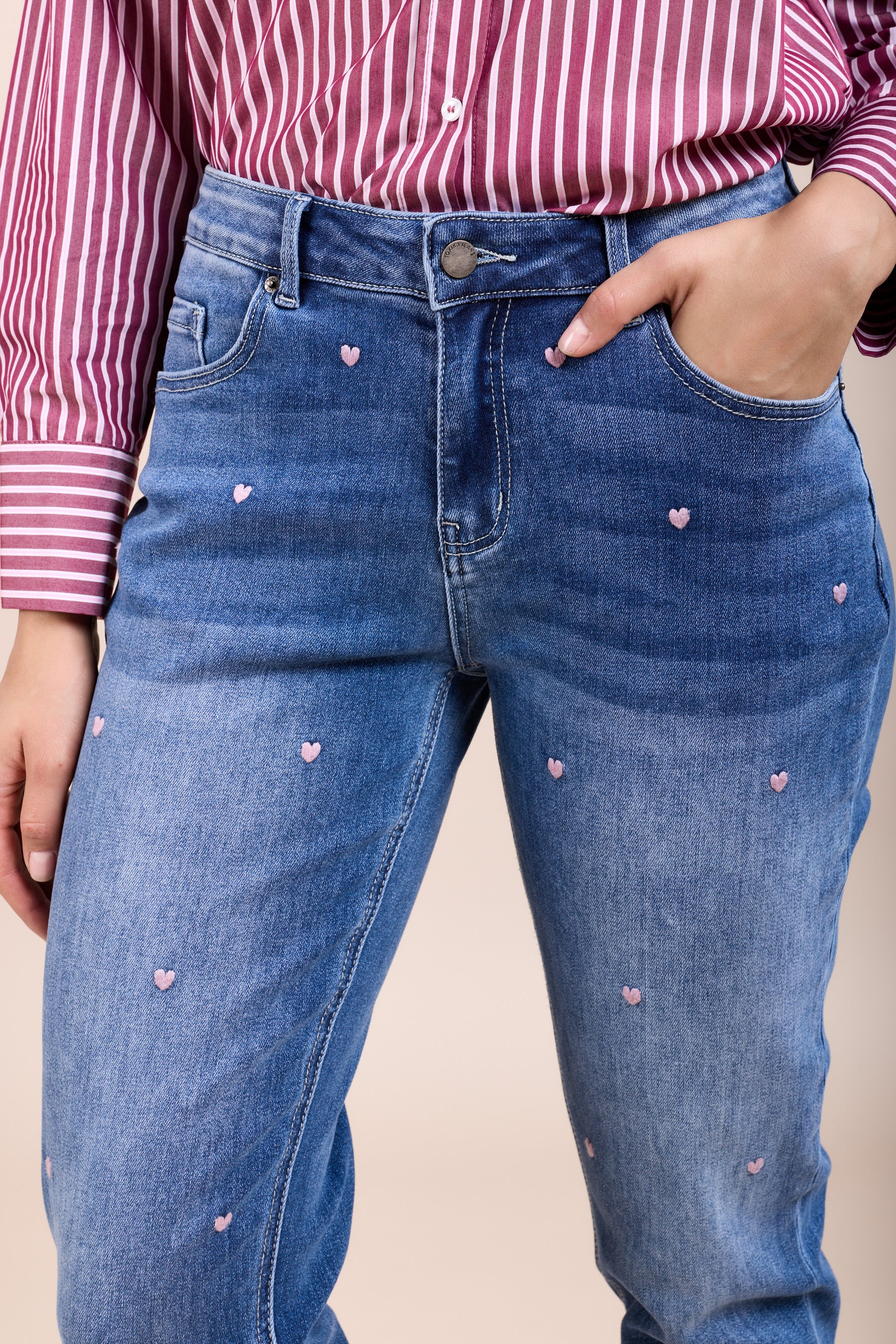 Toxik3 jean boy stretch délavé brodés coeur à revers