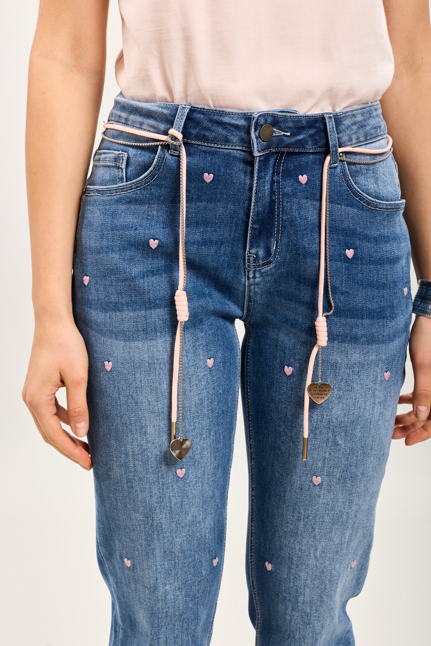 Toxik3 jean boy stretch délavé brodés coeur à revers