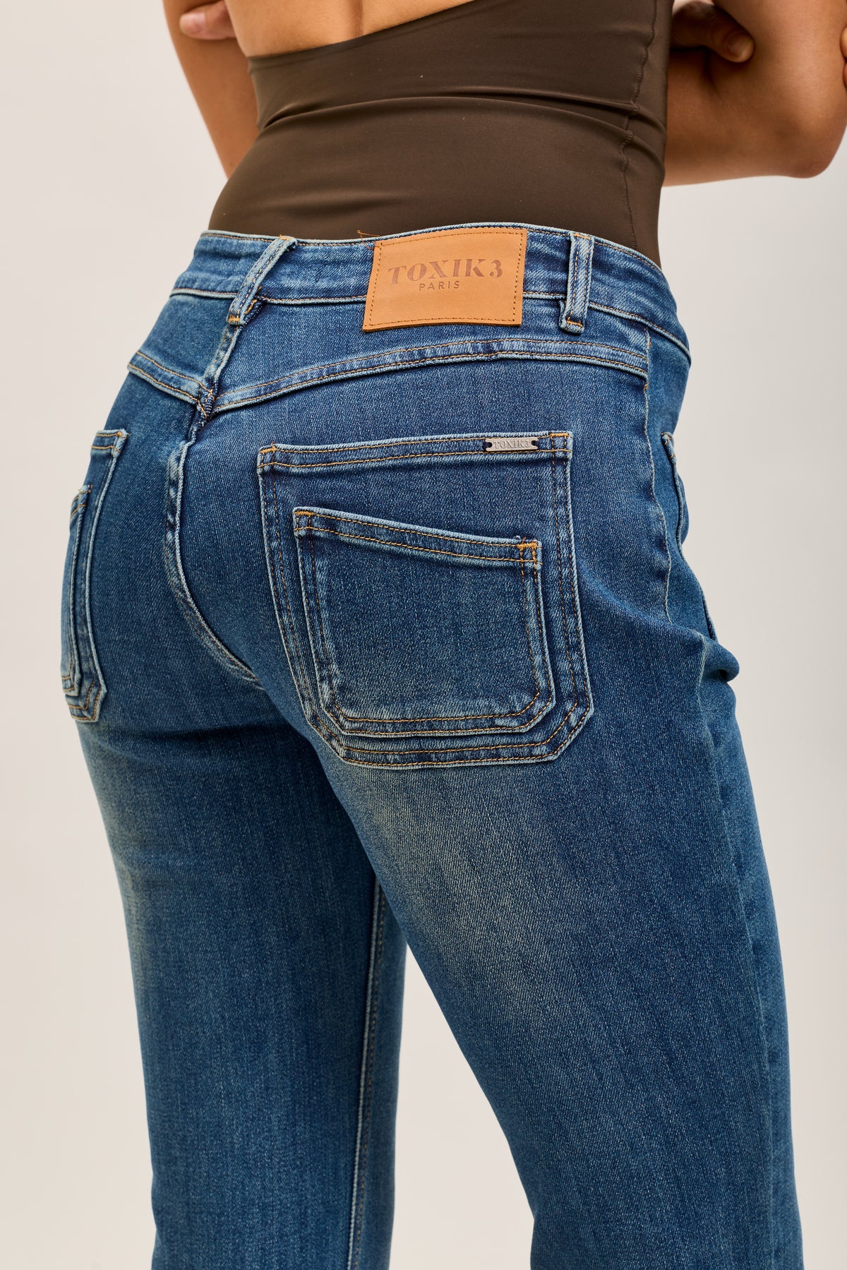 Toxik3 jean bootcut stretch poches arrières superposées