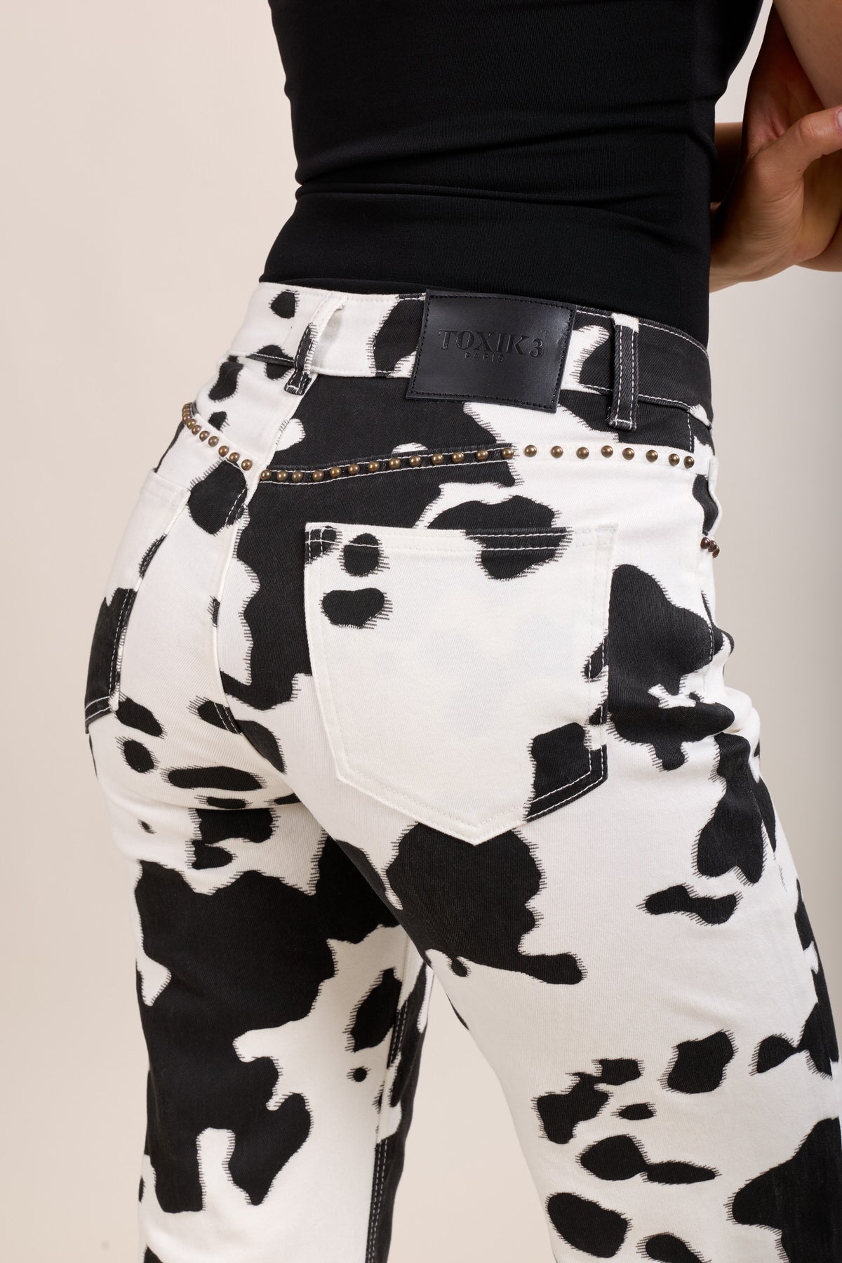 Toxik3 jean droit stretch taille haute motifs vache détails clous