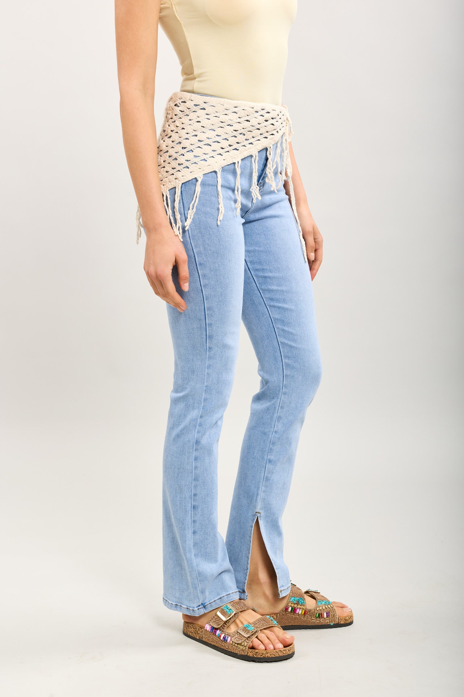 Toxik3 pantalon jean droit denim stretch jambe fendue accessoire foulard