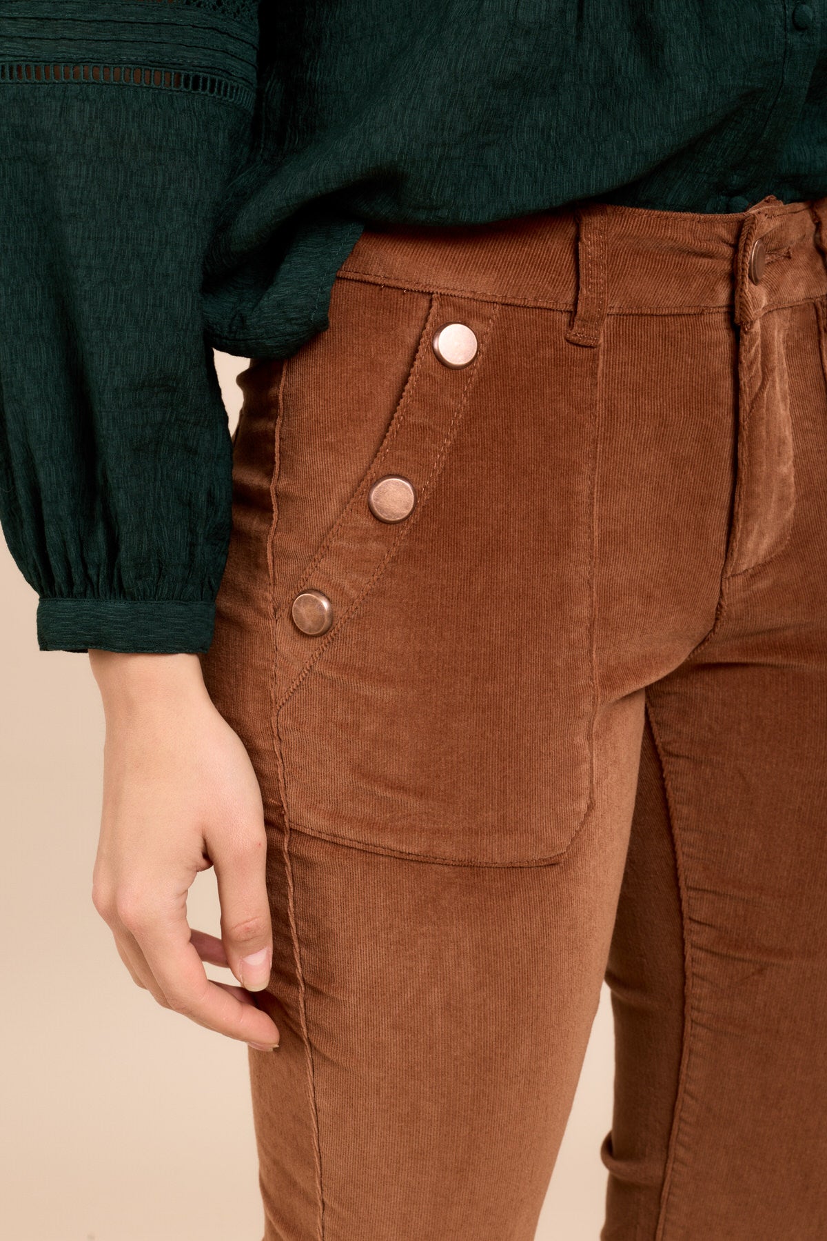 Toxik3 pantalon velours flare détails boutons or