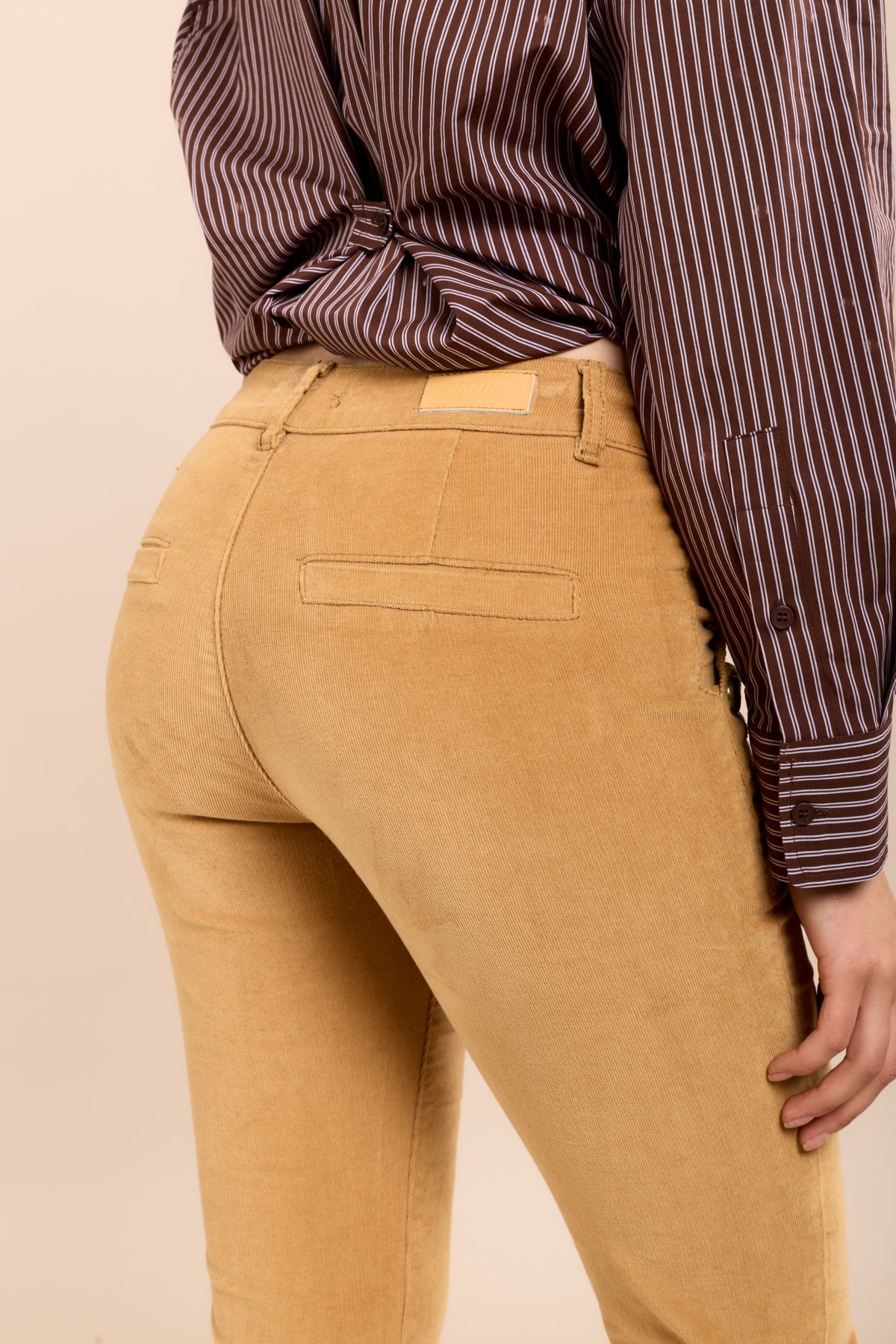 Toxik3 pantalon velours flare détails boutons or