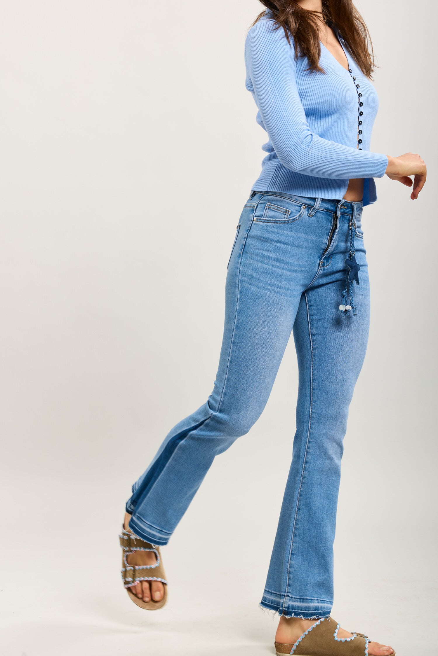 Toxik3 pantalon jean bootcut denim stretch bi-tons accessoire pendentif