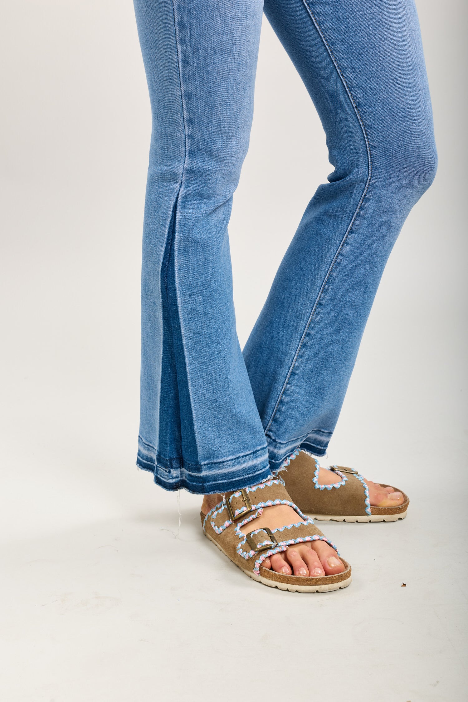 Toxik3 pantalon jean bootcut denim stretch bi-tons accessoire pendentif