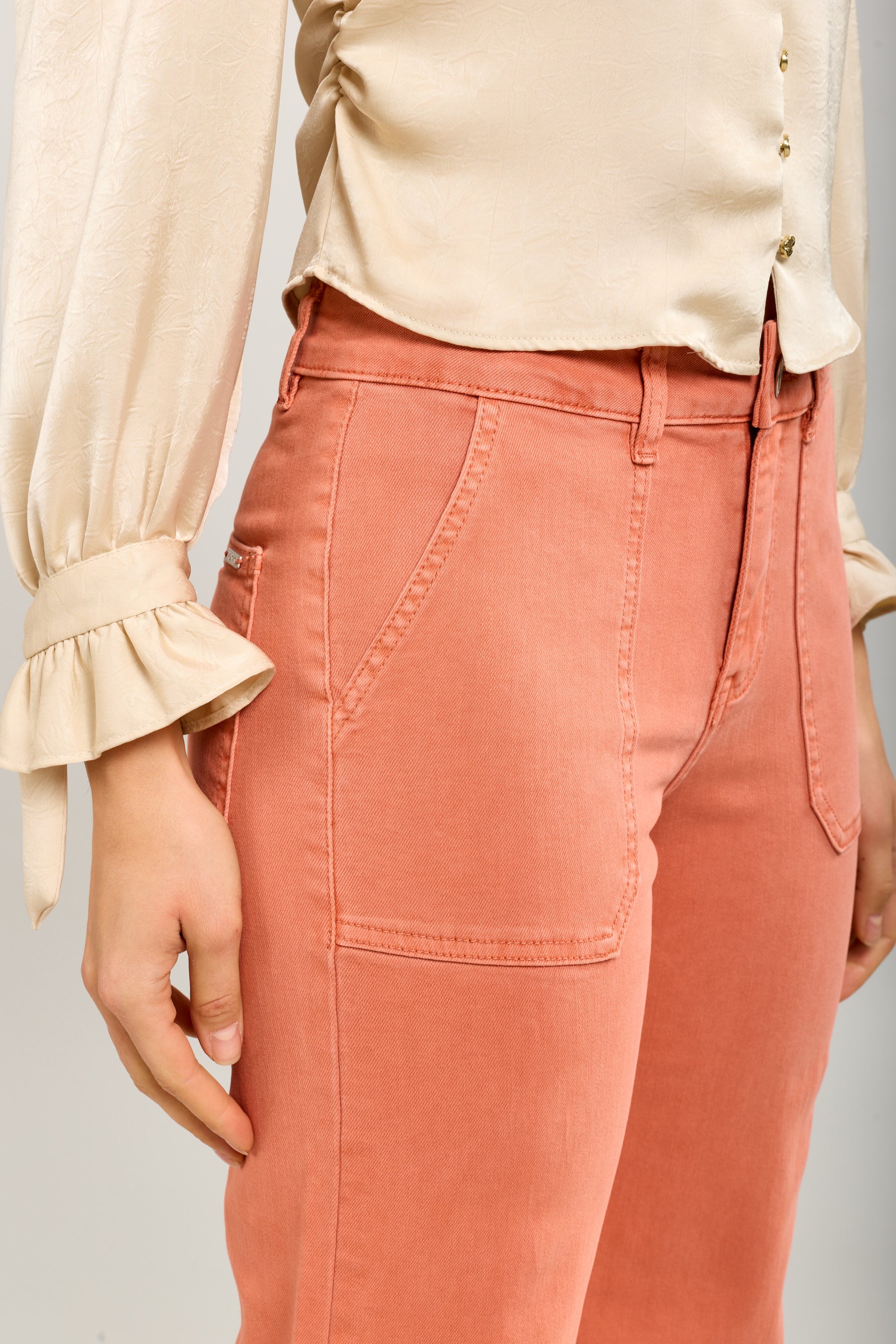 Vaqueros acampanados elásticos Toxik3 con bolsillos grandes