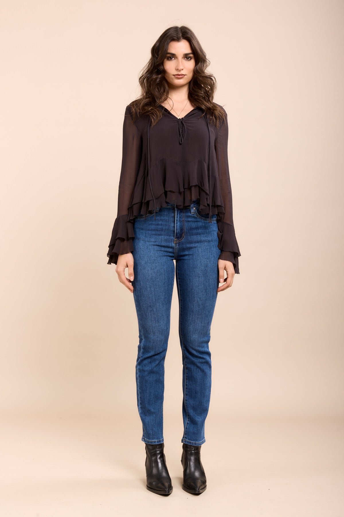 Toxik3 schmale Stretch-Jeanshose mit wellenförmigen Strassdetails an den Gesäßtaschen