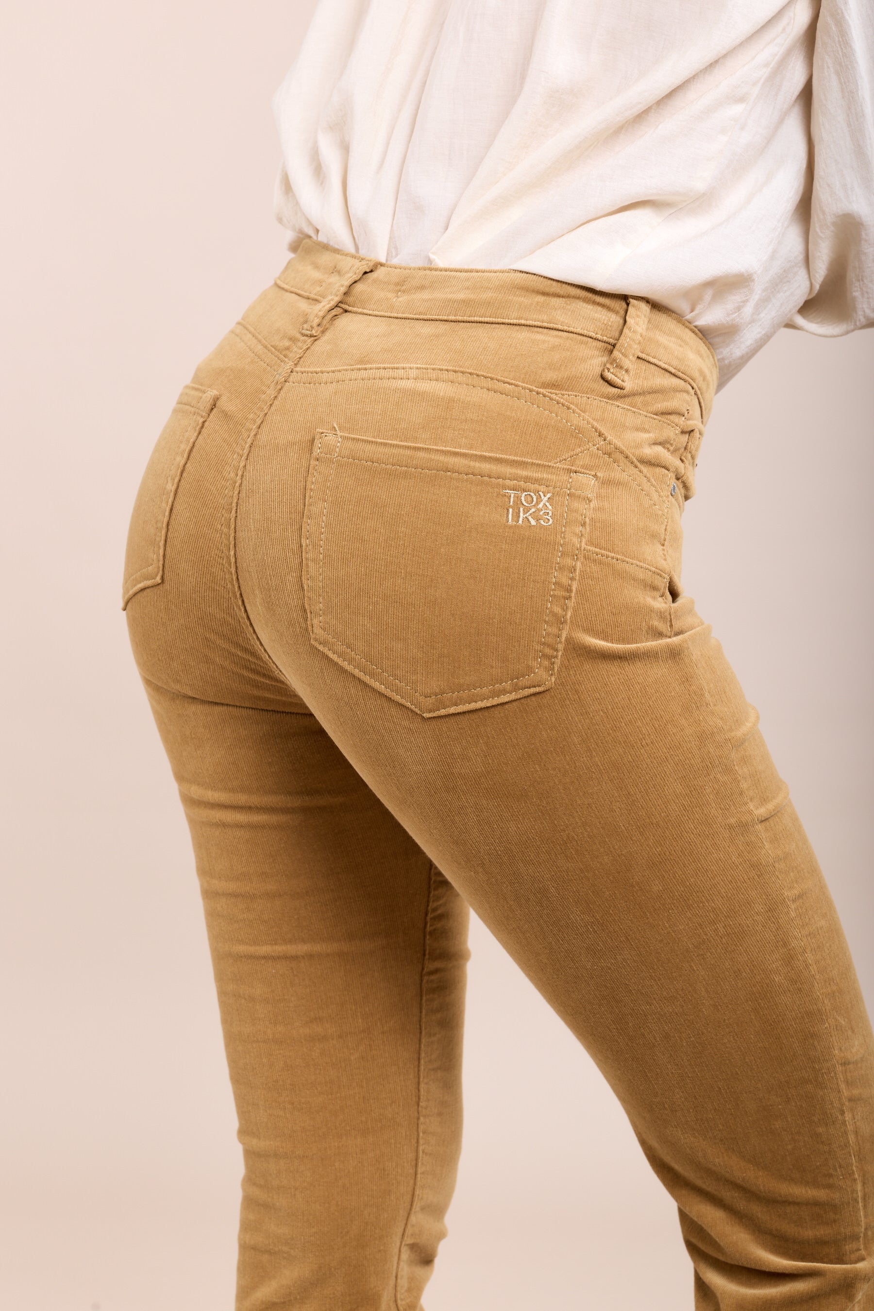 Toxik3 pantalon slim push-up stretch en velours milleraies