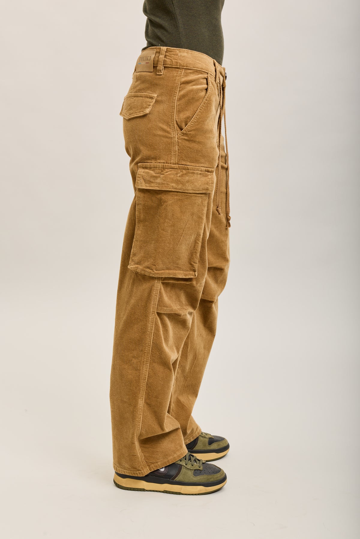 Toxik3 pantalones cargo milrayas anchos de terciopelo