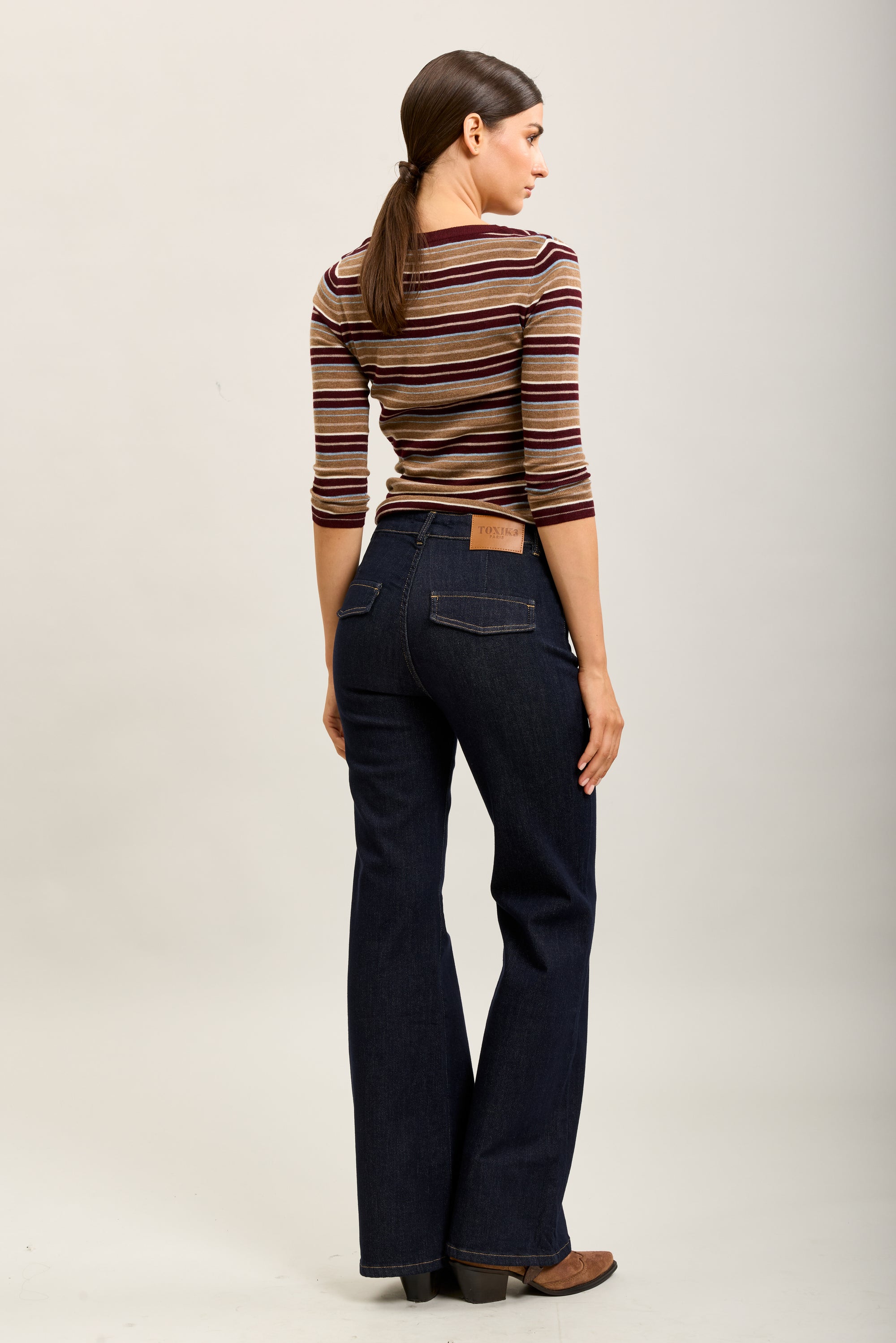 Pantalones vaqueros bootcut de denim elástico Toxik3 con bolsillos ribeteados