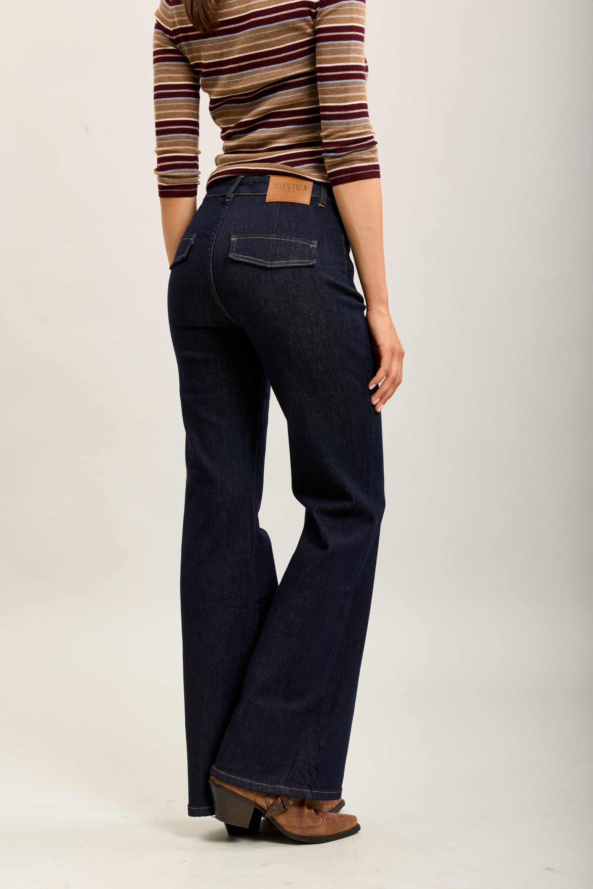 Pantalones vaqueros bootcut de denim elástico Toxik3 con bolsillos ribeteados
