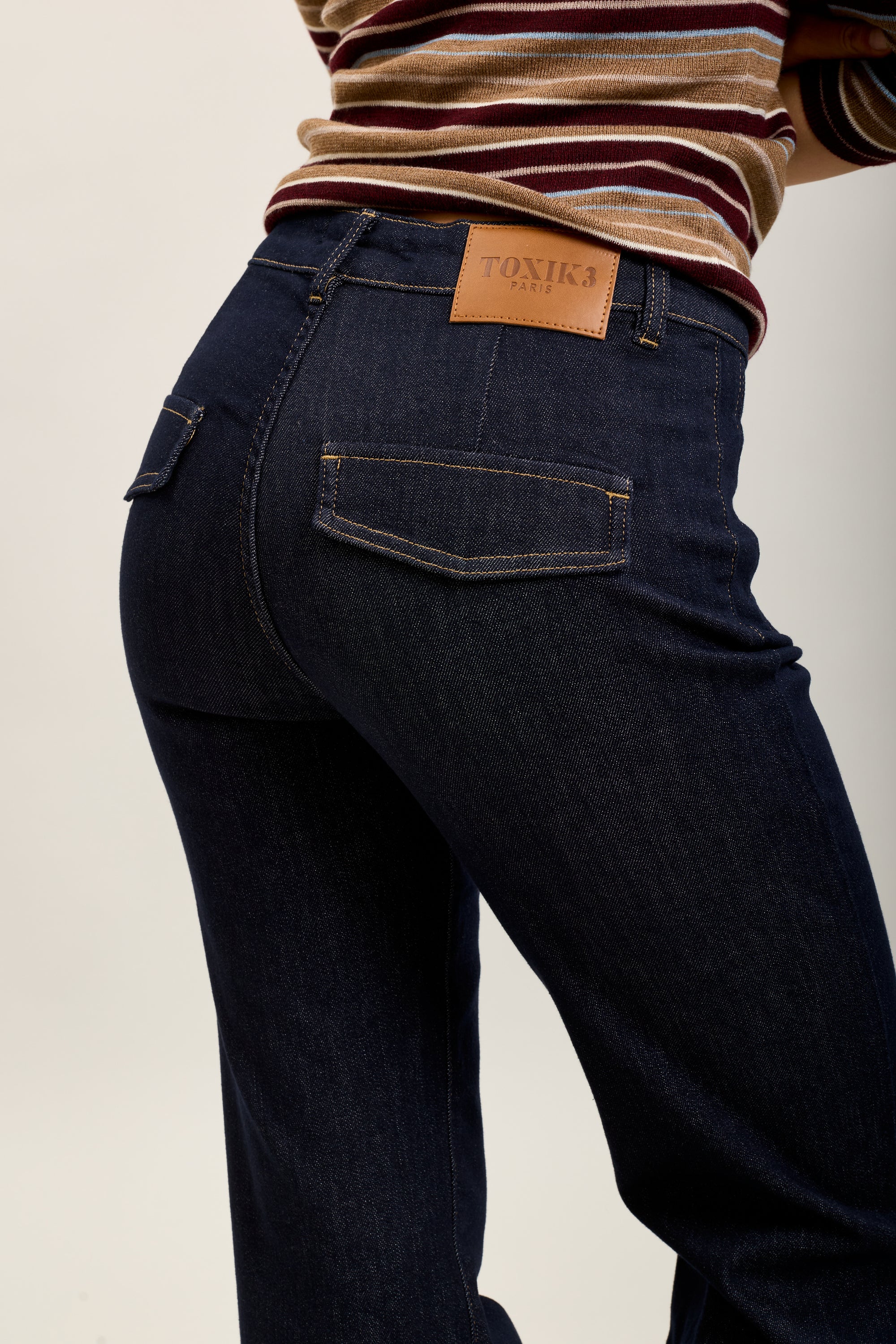 Pantalones vaqueros bootcut de denim elástico Toxik3 con bolsillos ribeteados