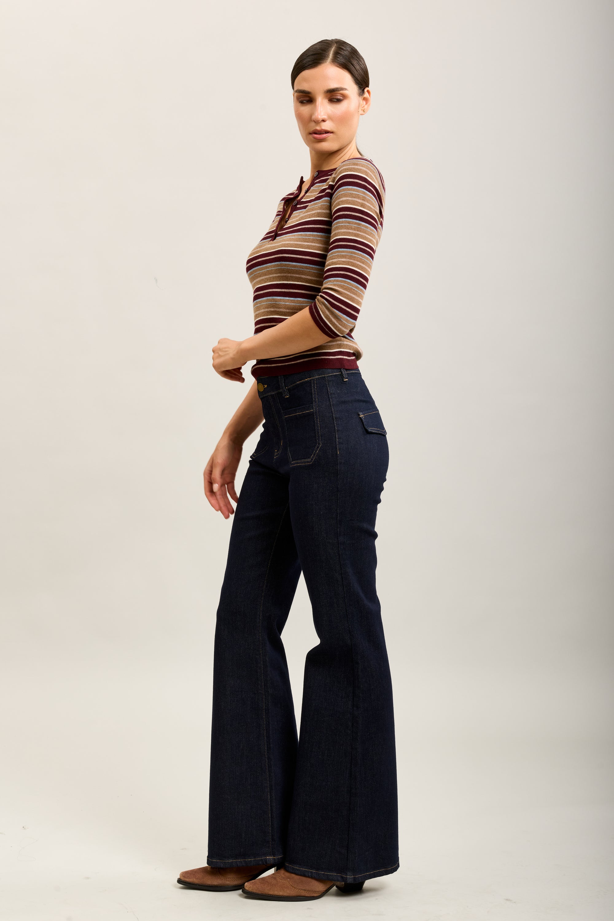 Pantalones vaqueros bootcut de denim elástico Toxik3 con bolsillos ribeteados