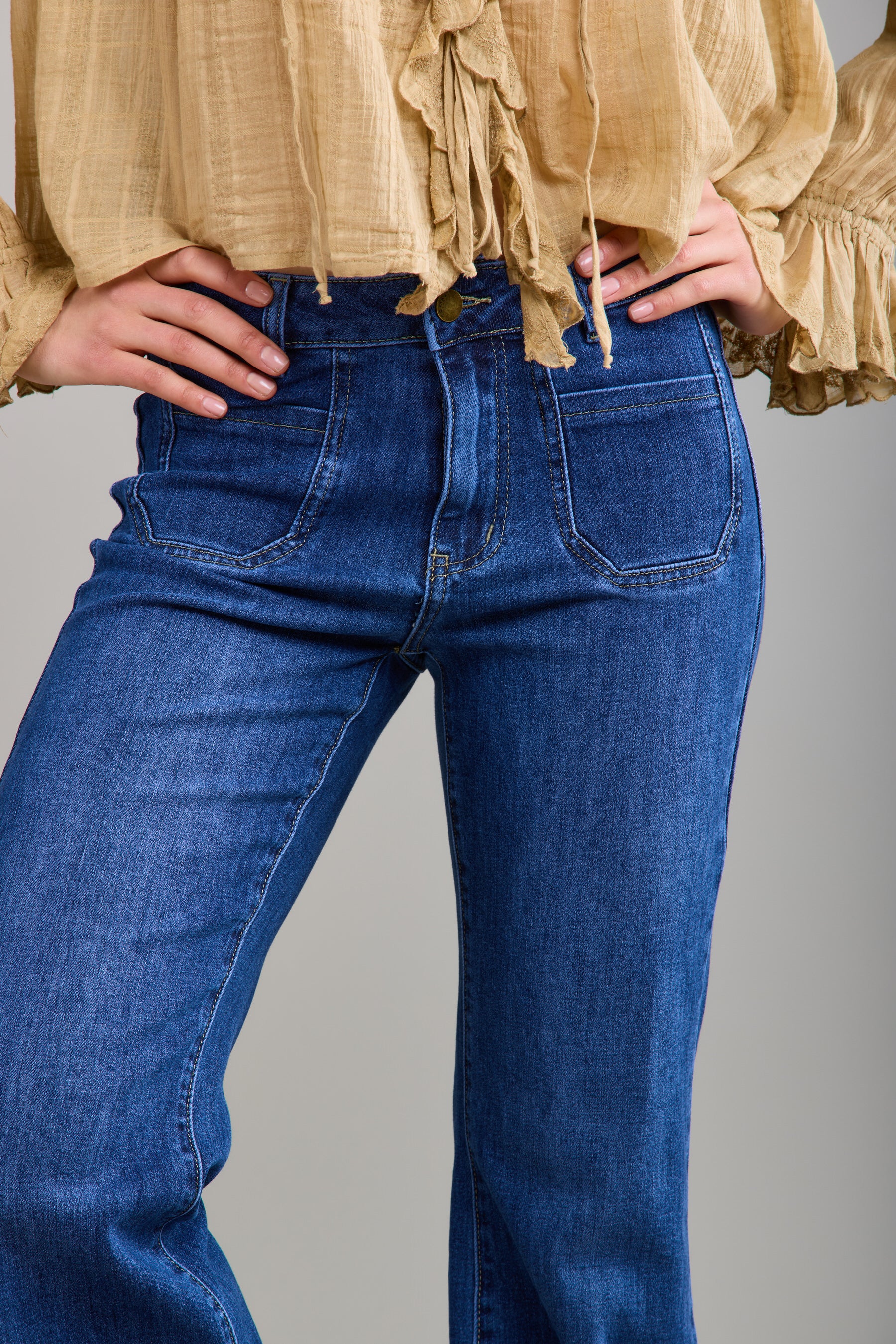 Pantalones vaqueros bootcut de denim elástico Toxik3 con bolsillos ribeteados