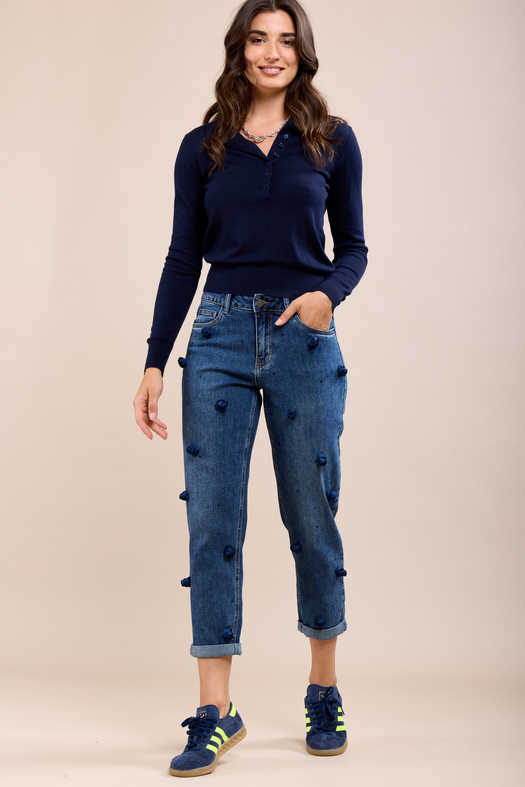 Toxik3 jean mom bleu détails fleurs satin