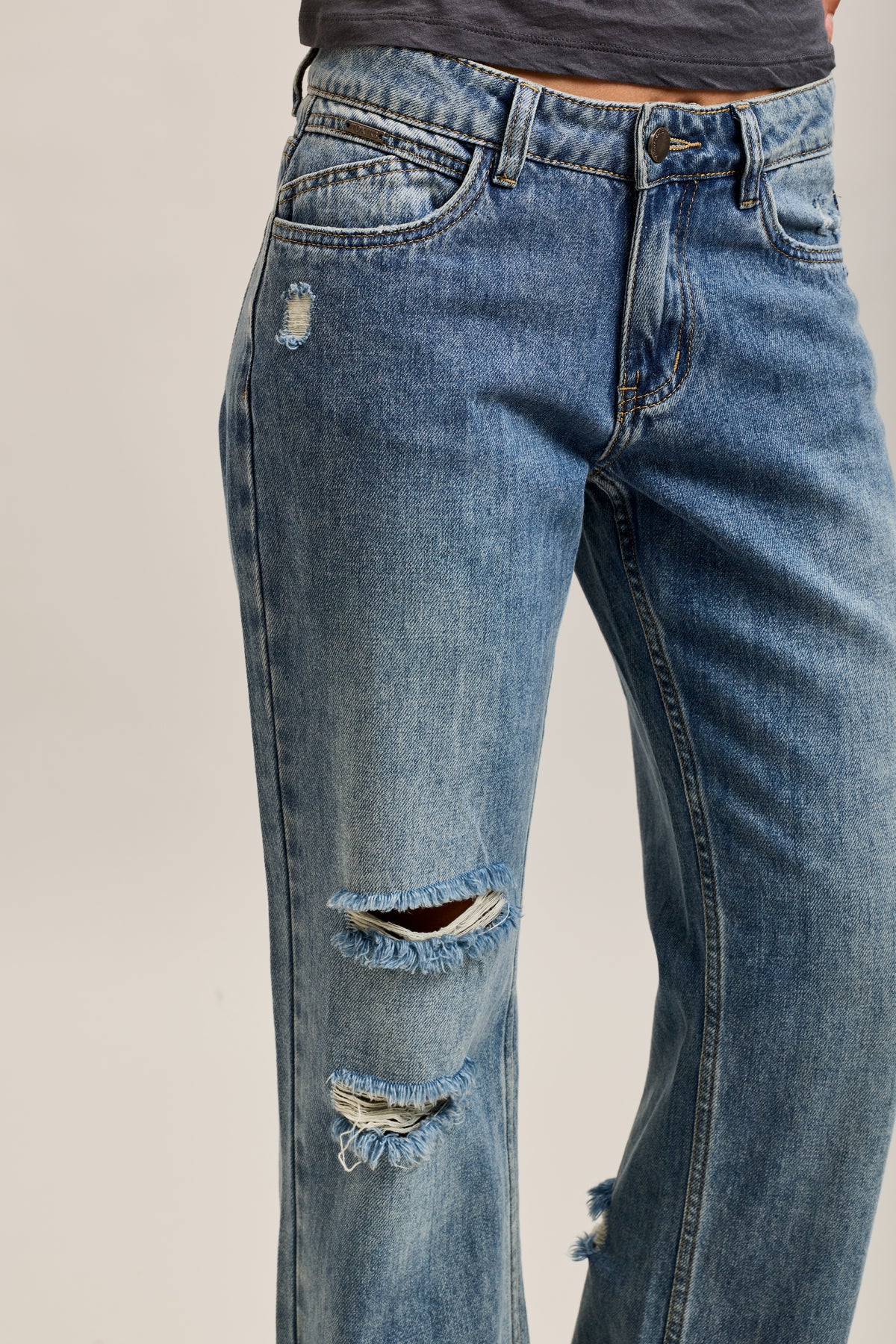 Toxik3 pantalones vaqueros rectos elásticos desgastados