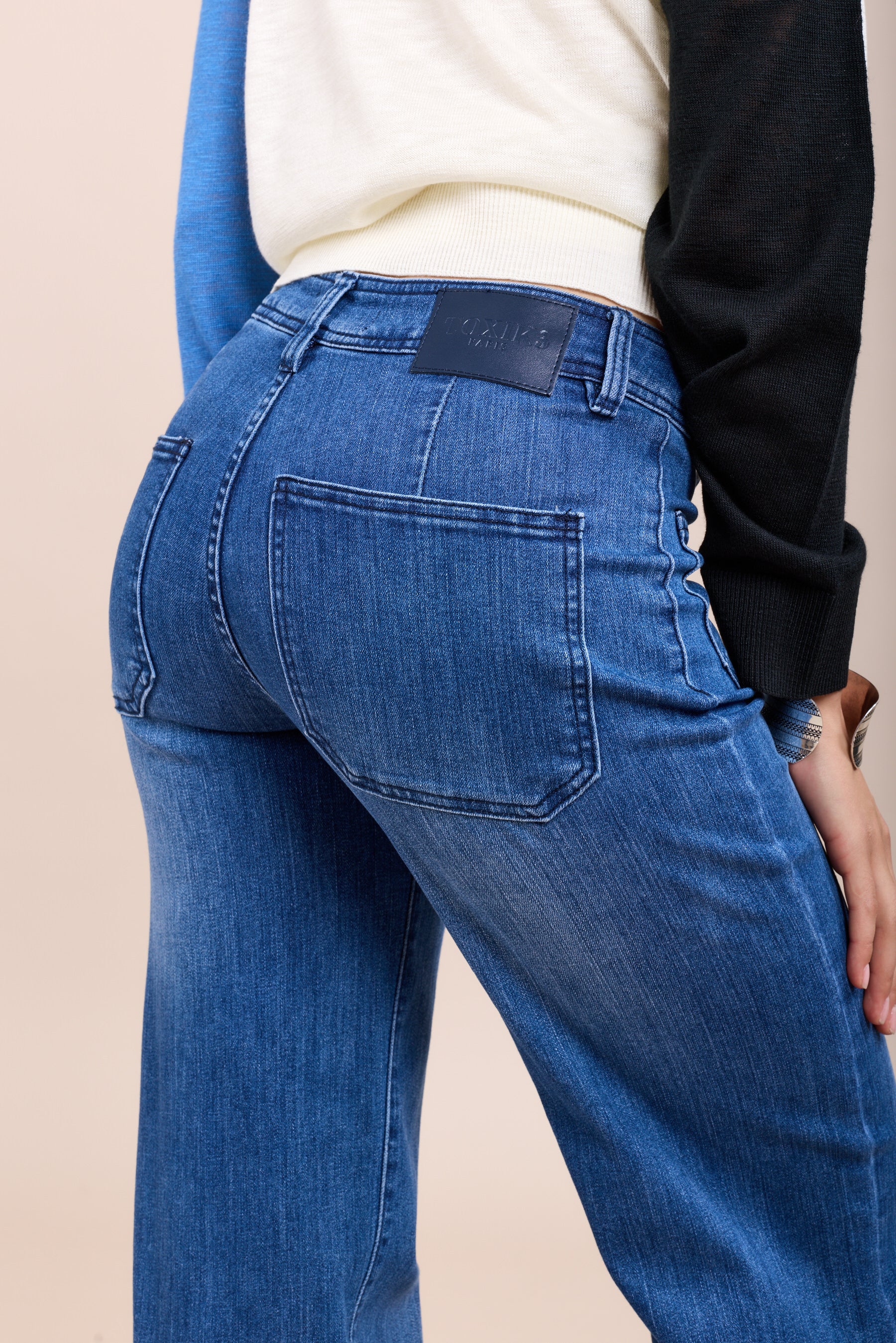 Toxik3 brede stretchjeans met kleine opgestikte zakken