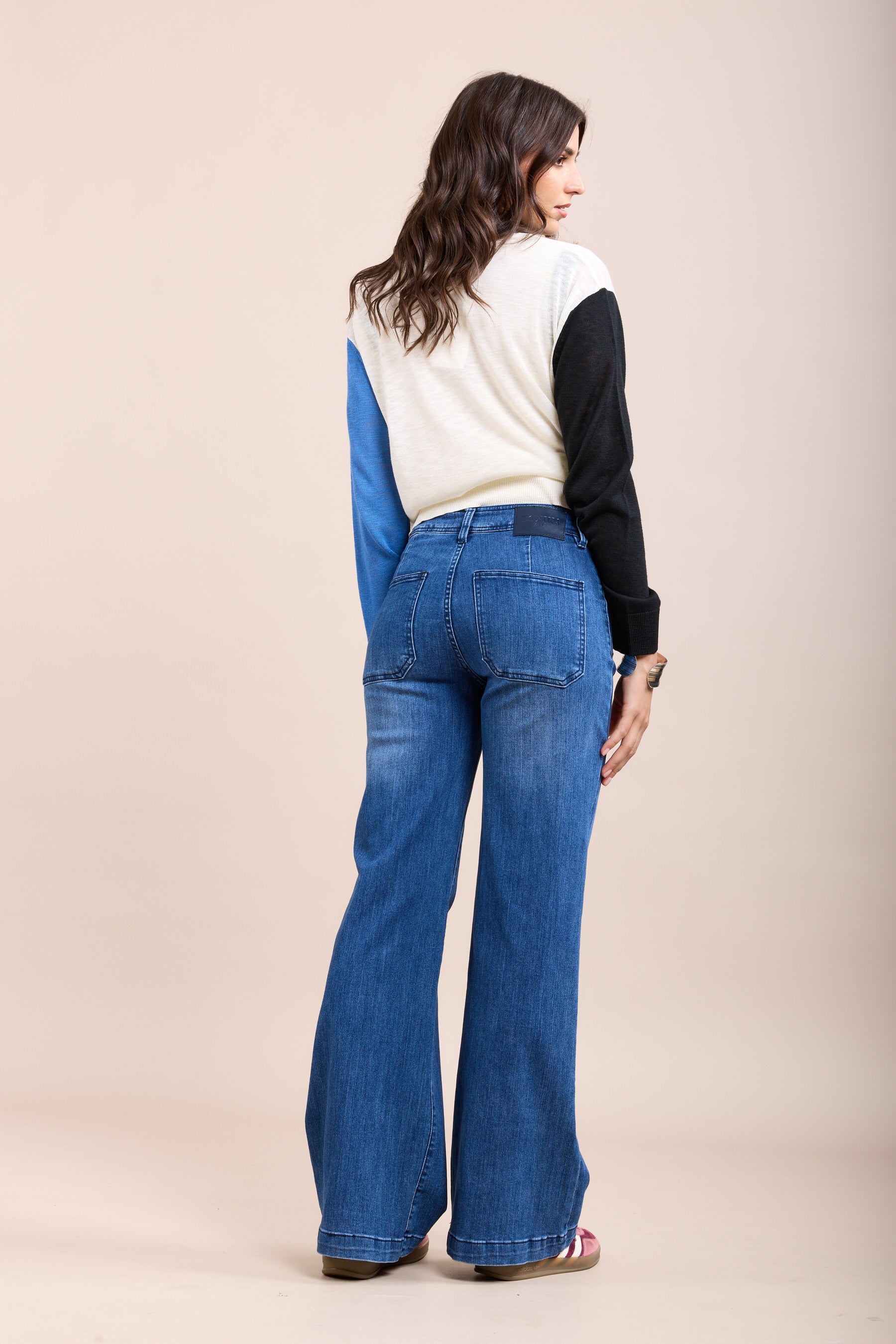 Toxik3 brede stretchjeans met kleine opgestikte zakken