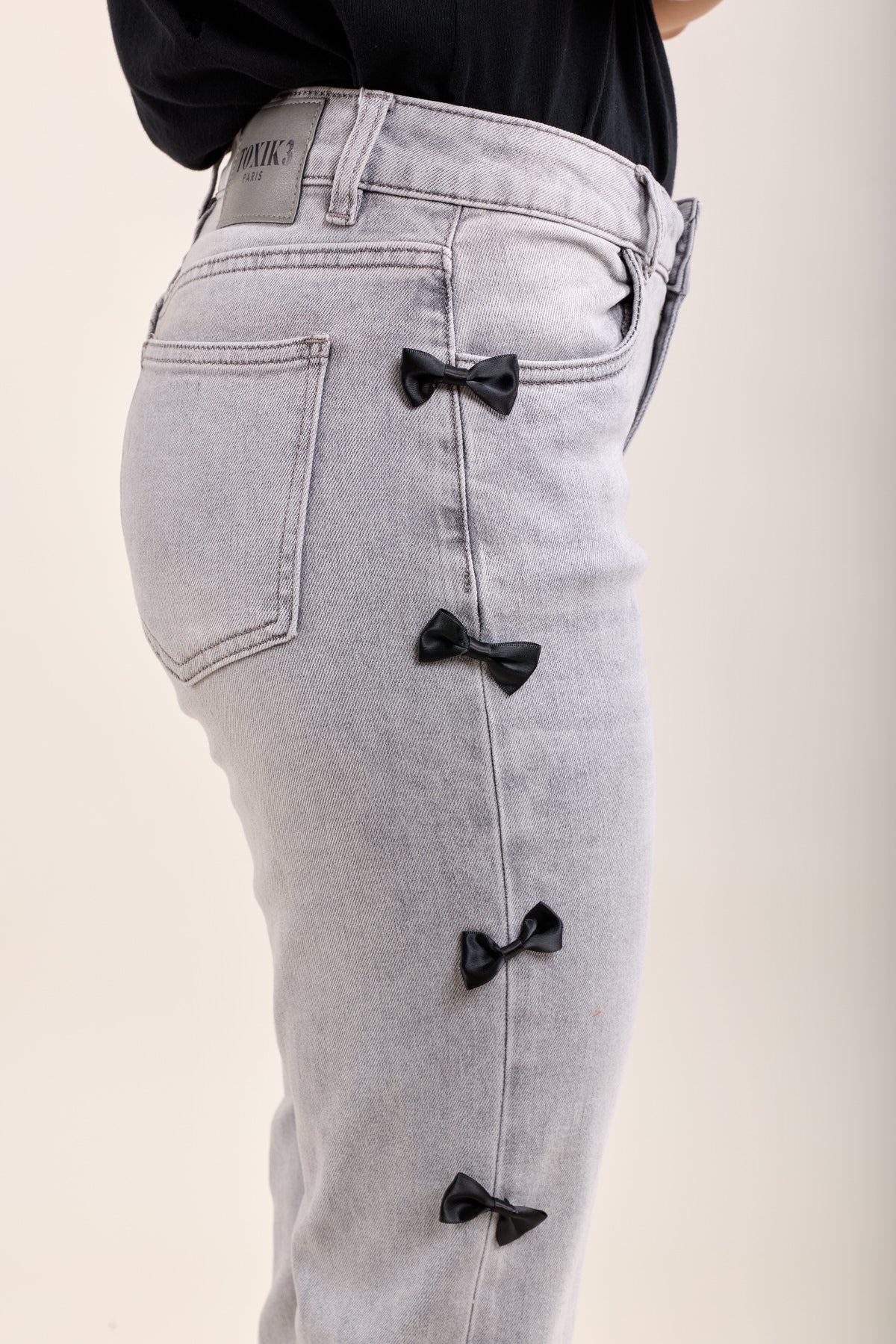 Toxik3 jean boy stretch à revers avec nœuds papillon satin