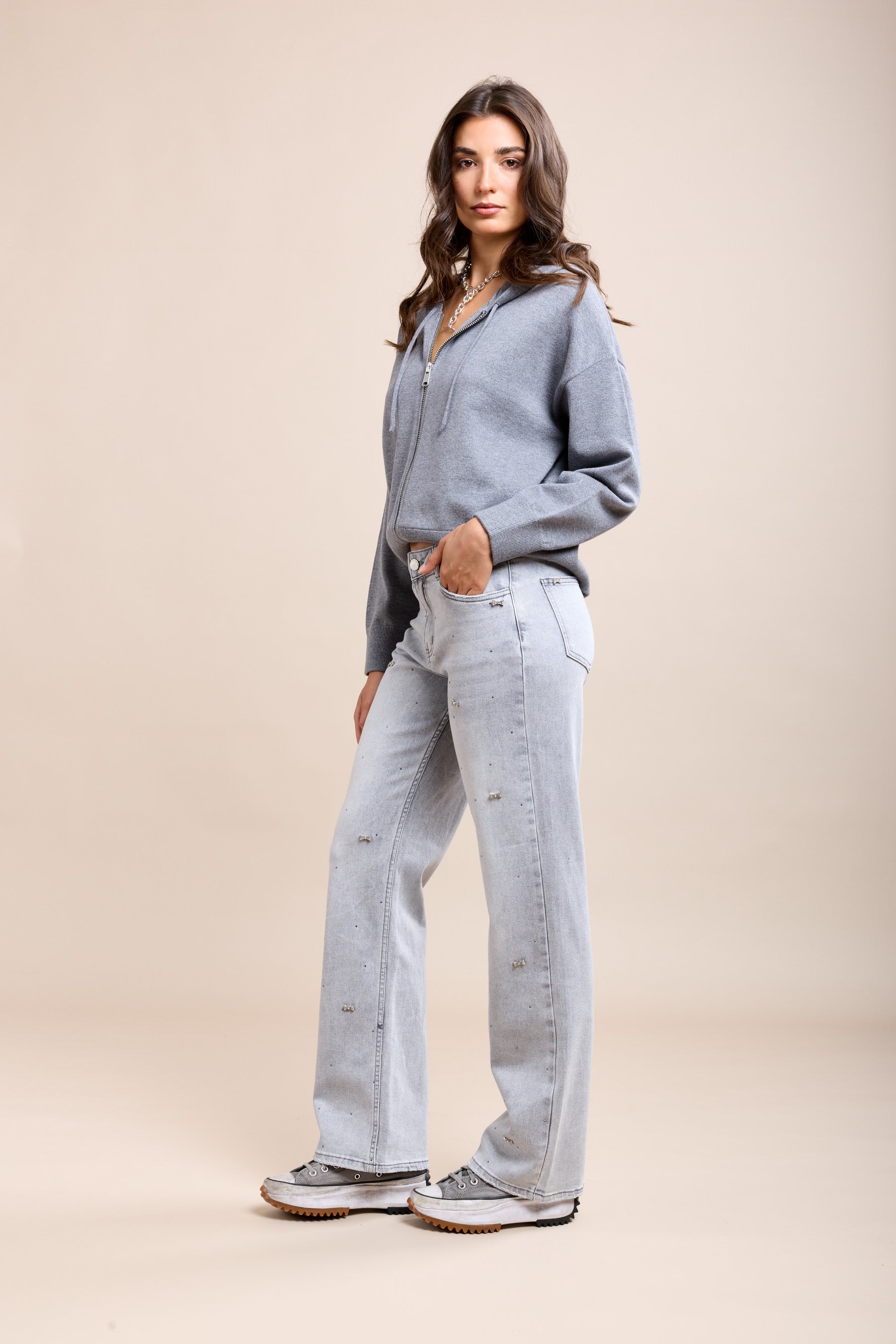 Toxik3 Jean Law Strass Details und Schmuck Silber Schmetterlingsknoten