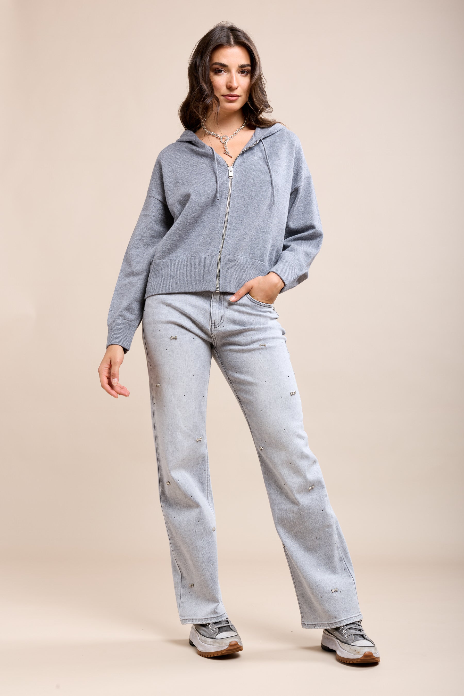 Toxik3 Jean Law Strass Details und Schmuck Silber Schmetterlingsknoten