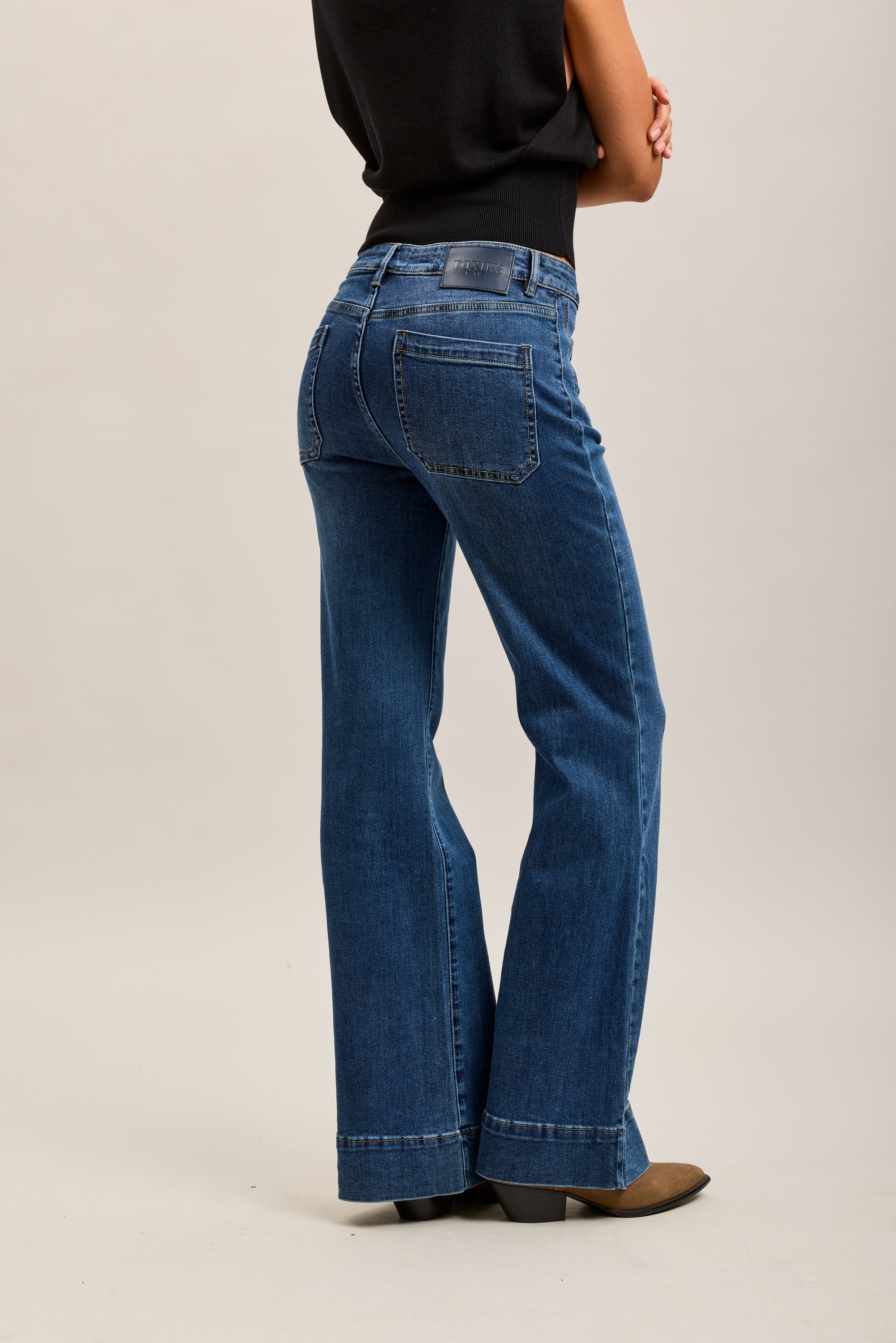 Toxik3 Stretch-Bootcut-Jeanshose mit großen Saumknöpfen