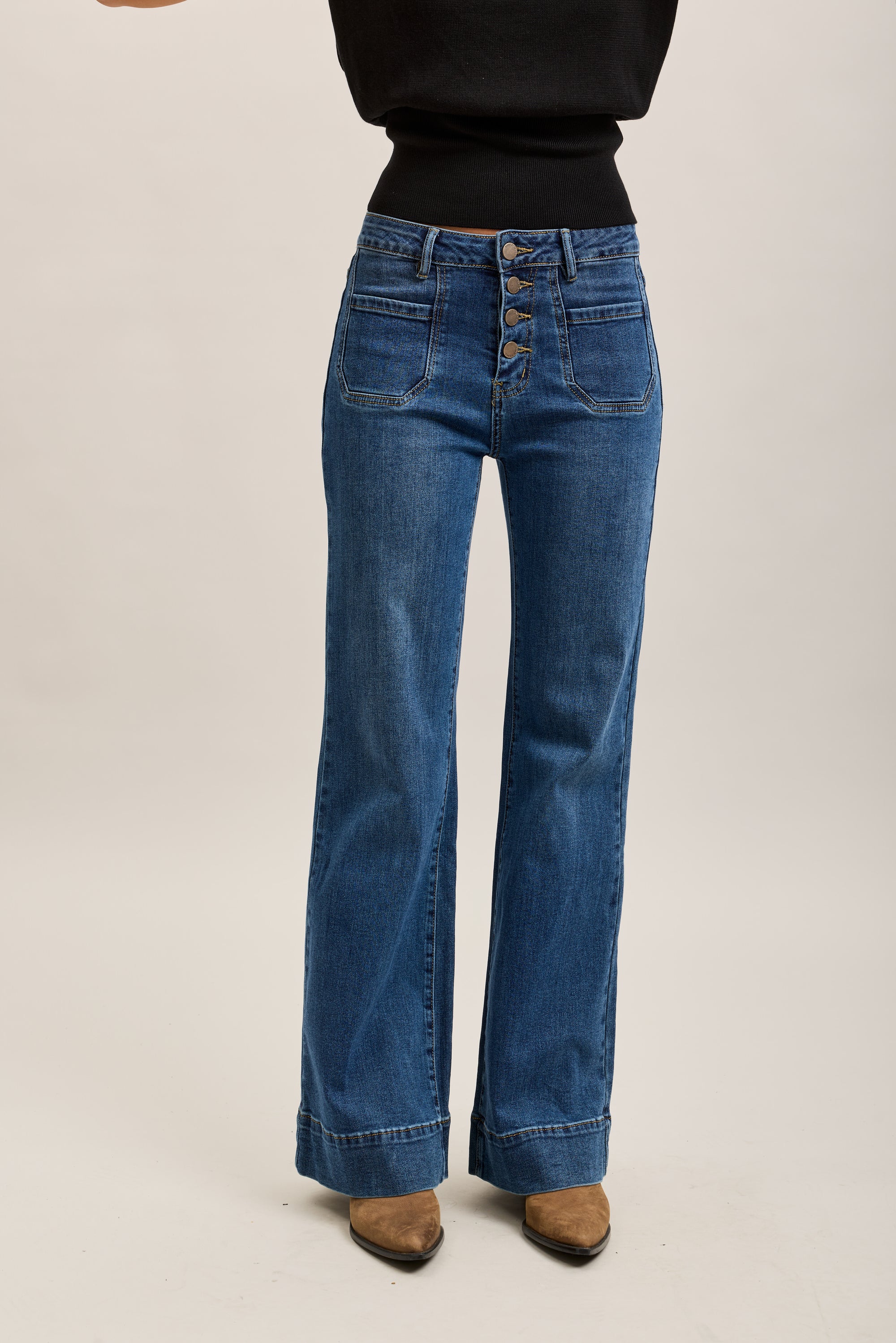 Toxik3 Stretch-Bootcut-Jeanshose mit großen Saumknöpfen