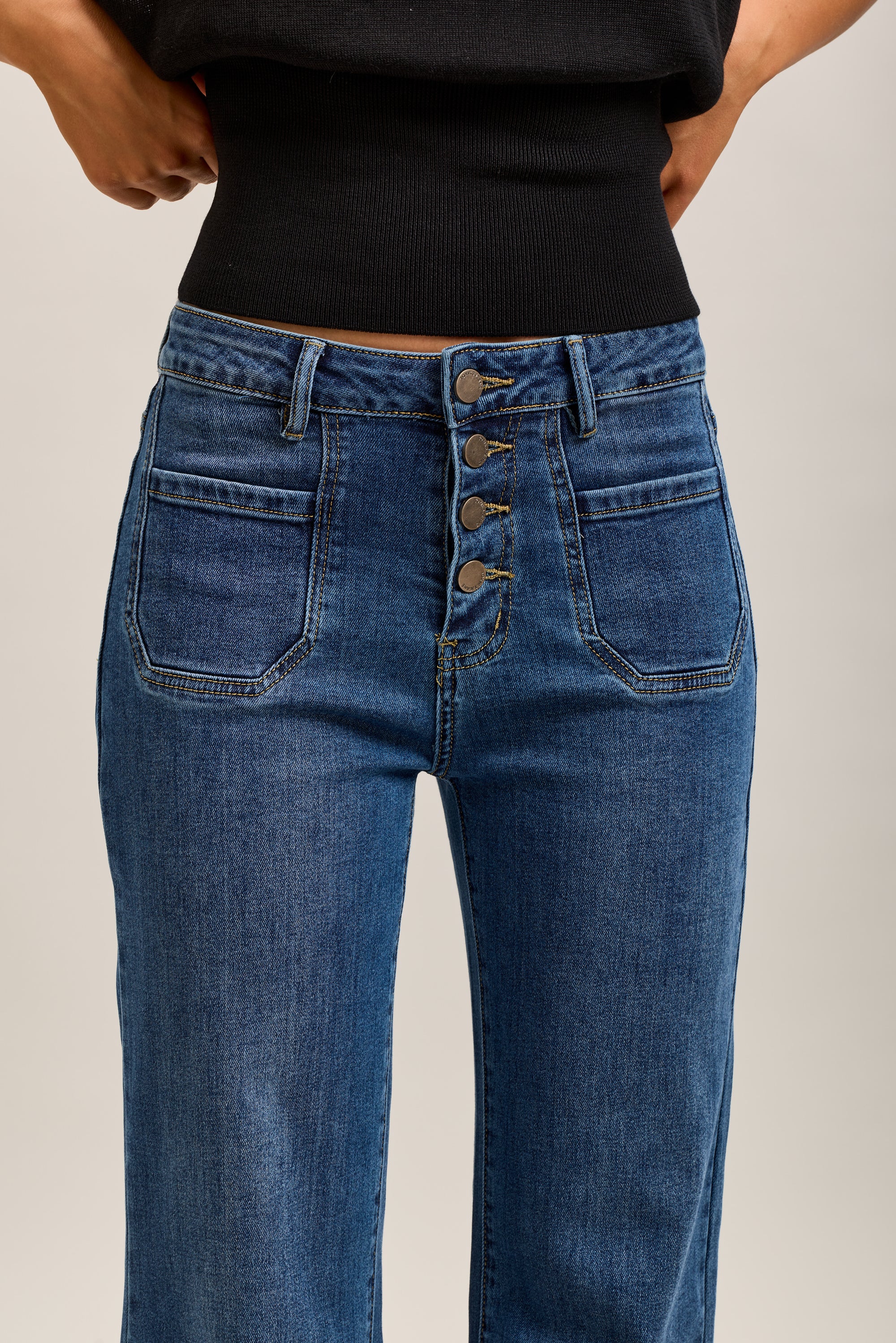 Toxik3 Stretch-Bootcut-Jeanshose mit großen Saumknöpfen