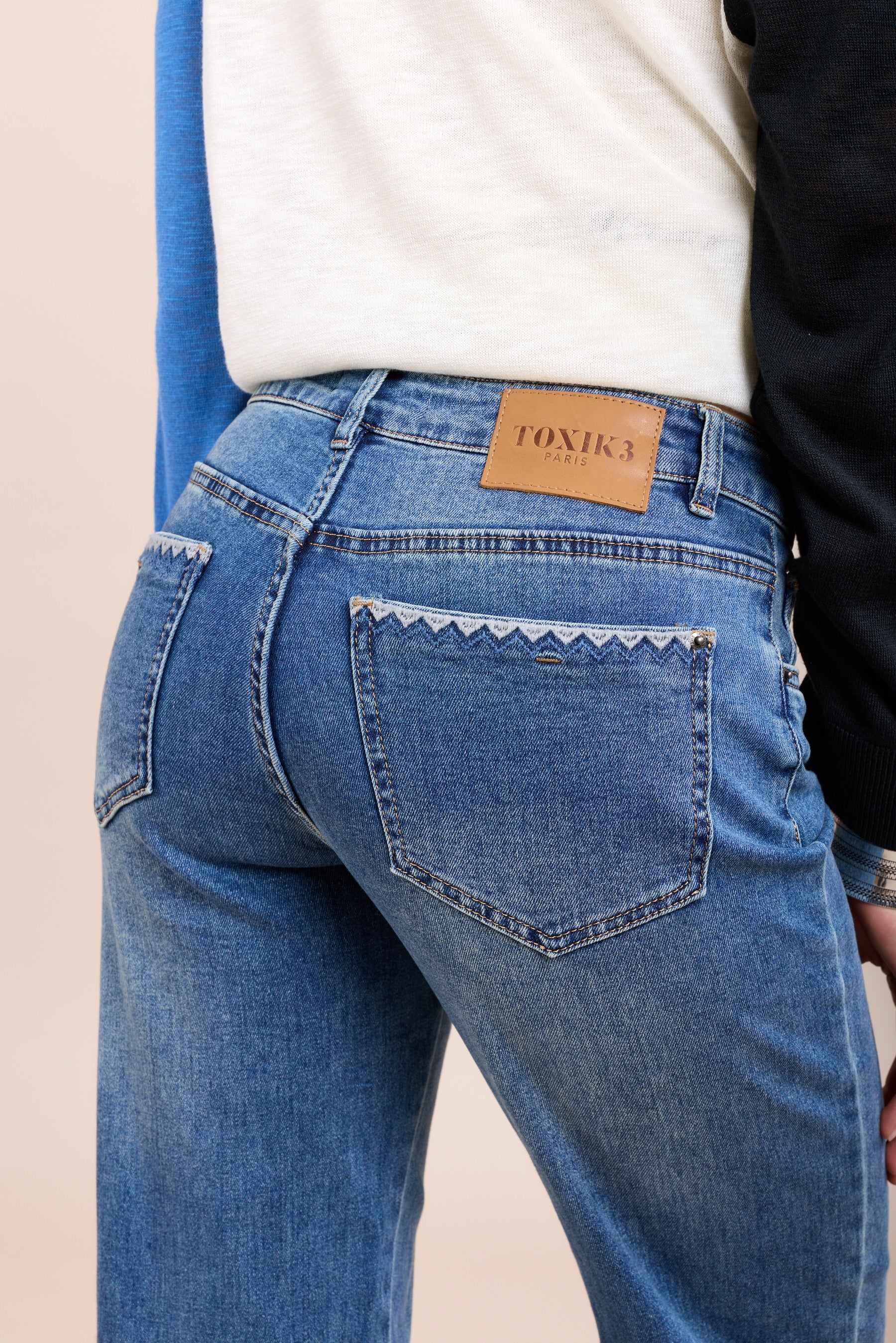 Toxik3 pantalon jean stretch droit poches brodées