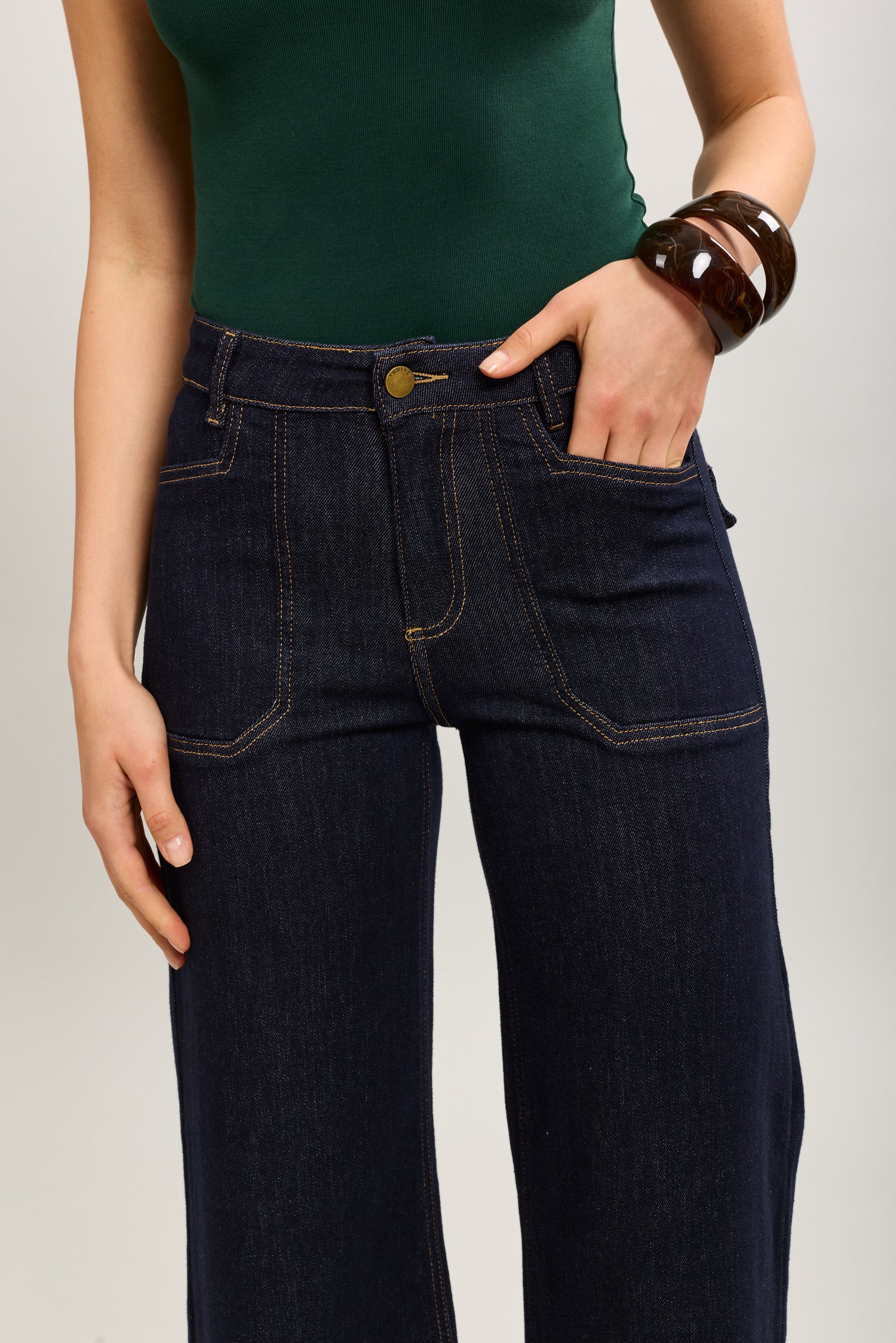 Toxik3 Schlaghose aus Stretch-Denim mit Steppnähten