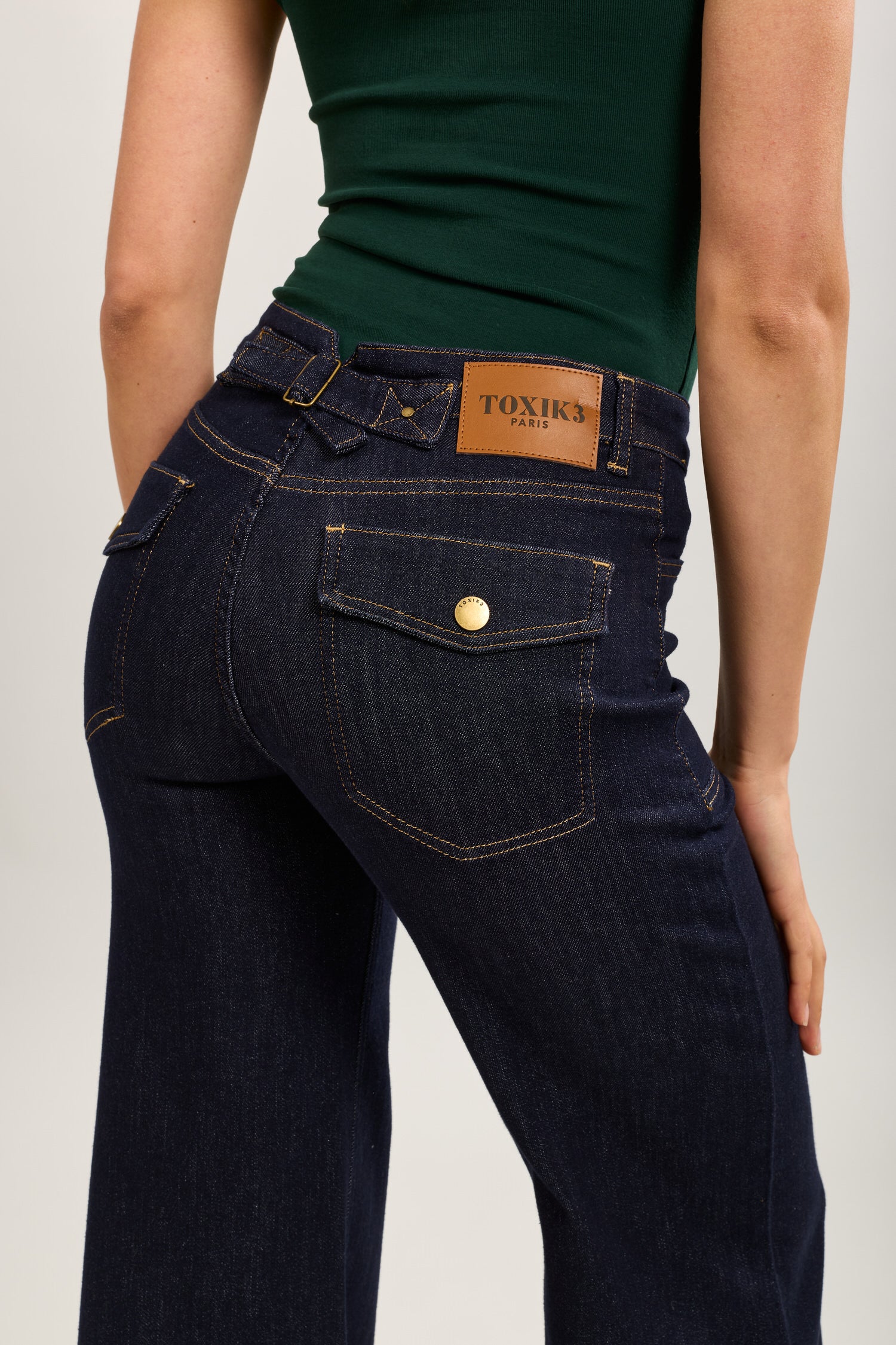 Toxik3 Schlaghose aus Stretch-Denim mit Steppnähten