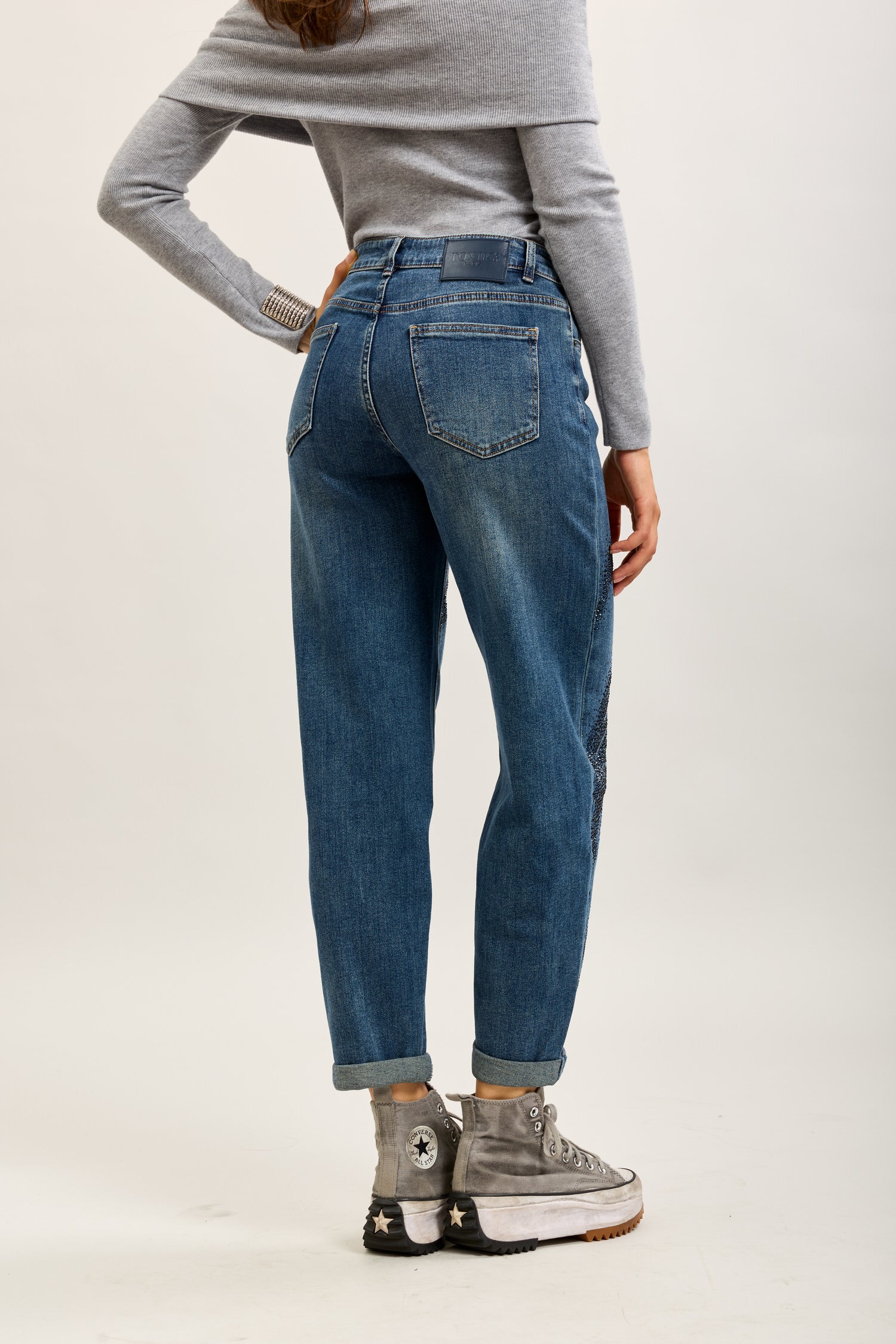 Toxik3 pantalones vaqueros mom elásticos con vuelta y pedrería