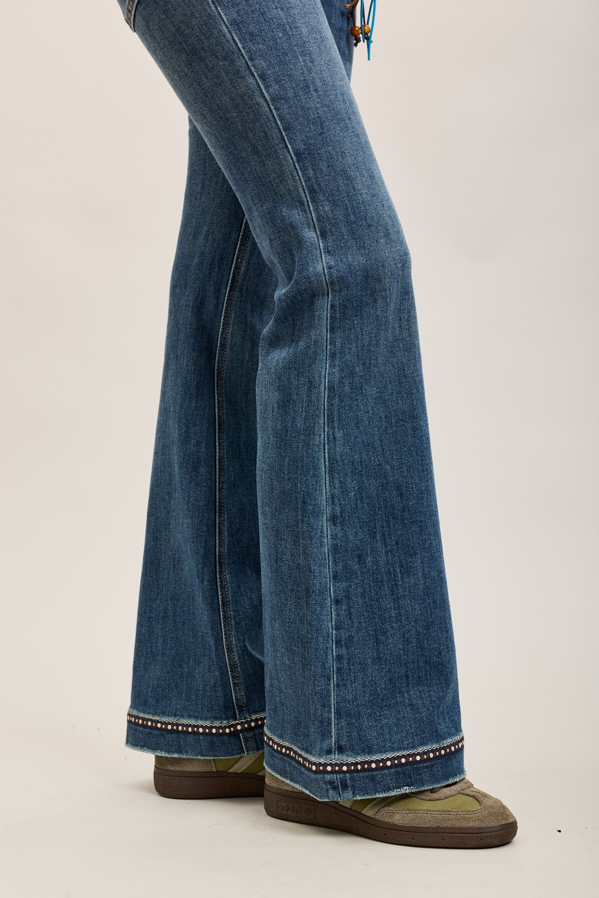 Toxik3 pantalon jean bootcut denim stretch ourlet brodé