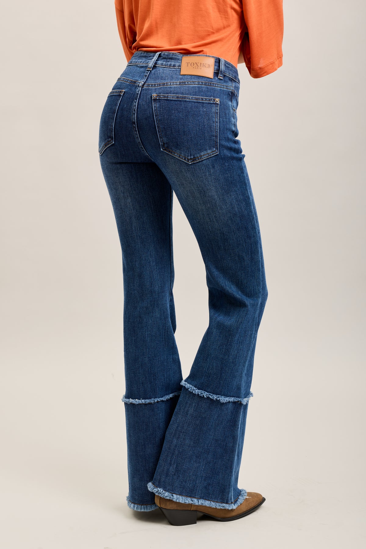 Pantalones vaqueros bootcut de denim elástico Toxik3 con bajo deshilachado
