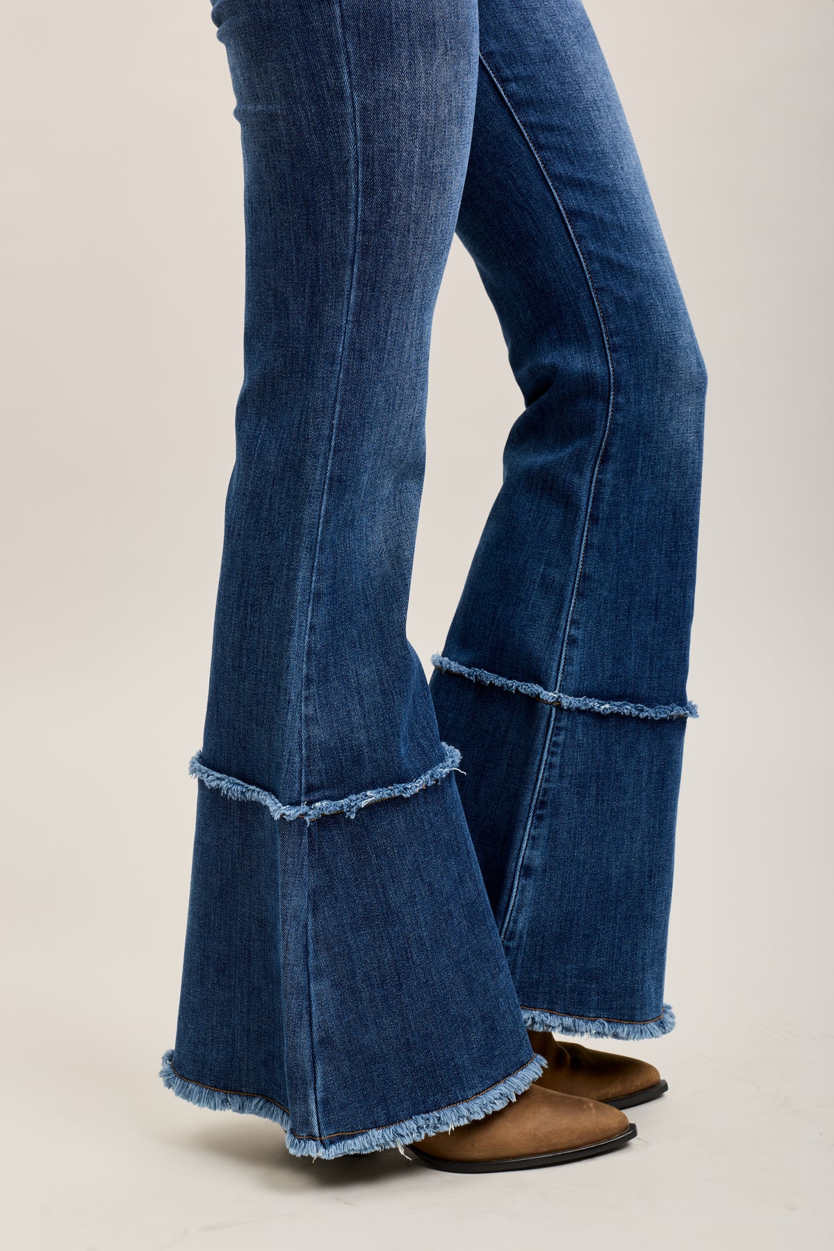 Pantalones vaqueros bootcut de denim elástico Toxik3 con bajo deshilachado