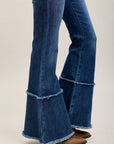 Pantalones vaqueros bootcut de denim elástico Toxik3 con bajo deshilachado