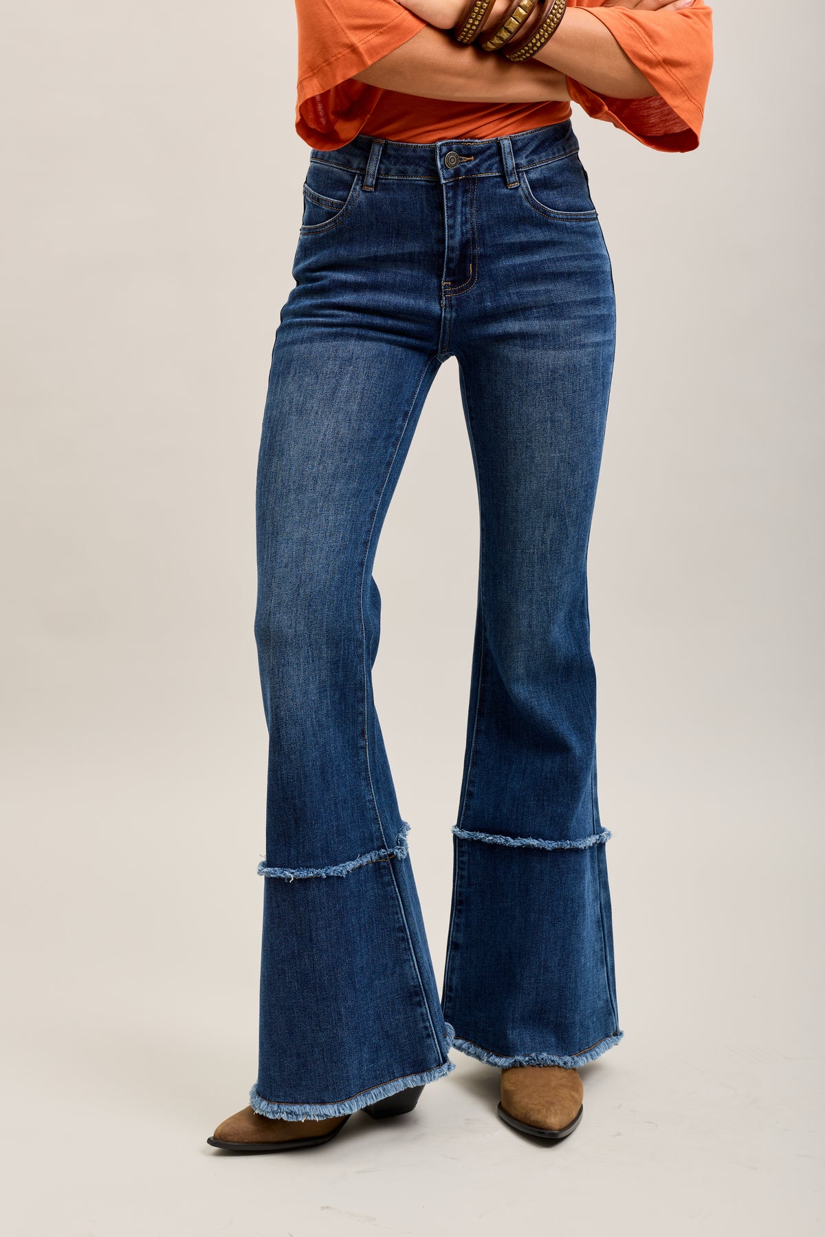 Pantalones vaqueros bootcut de denim elástico Toxik3 con bajo deshilachado