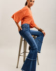 Pantalones vaqueros bootcut de denim elástico Toxik3 con bajo deshilachado