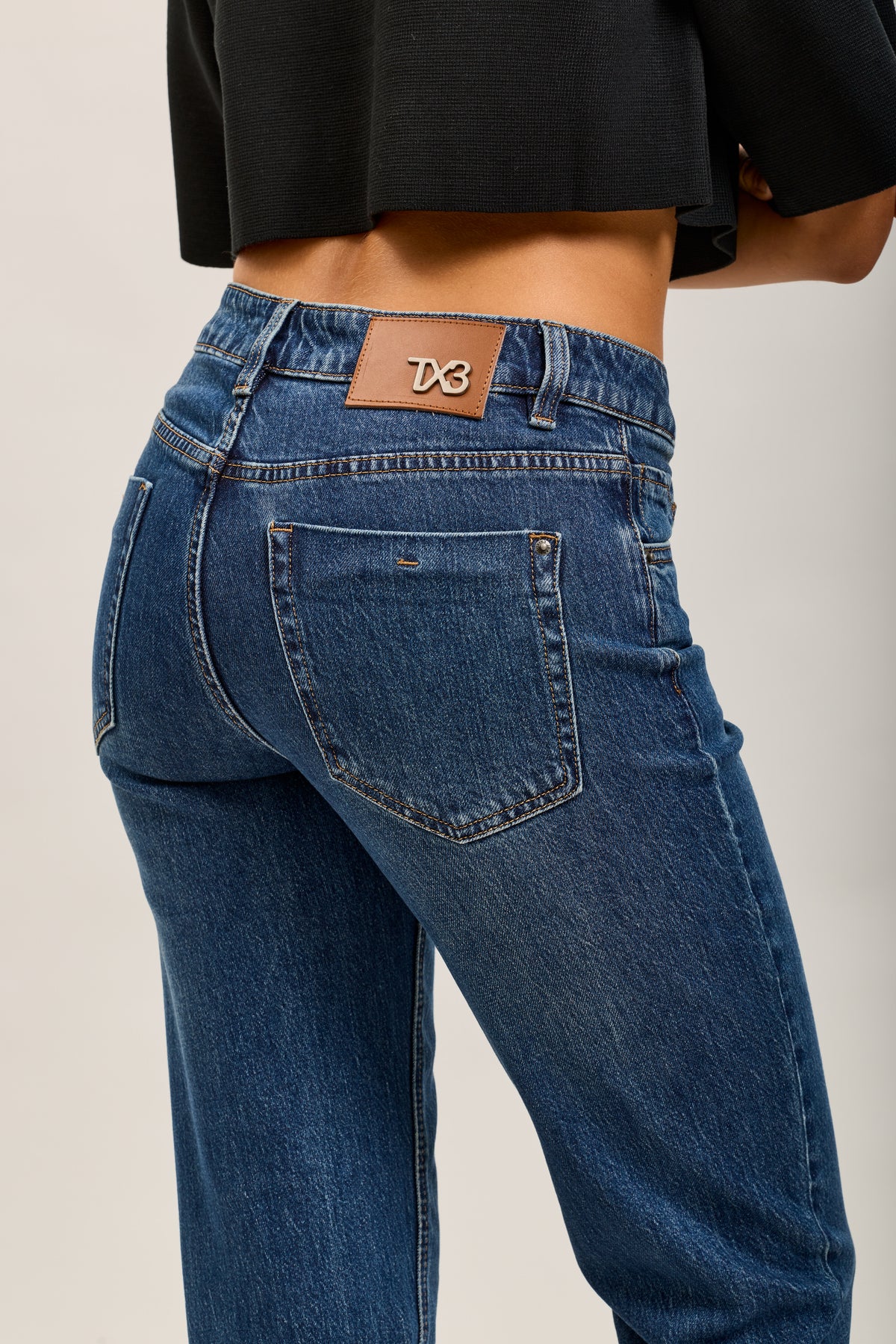 Pantalones vaqueros Mom de denim elástico con bajo de leopardo Toxik3
