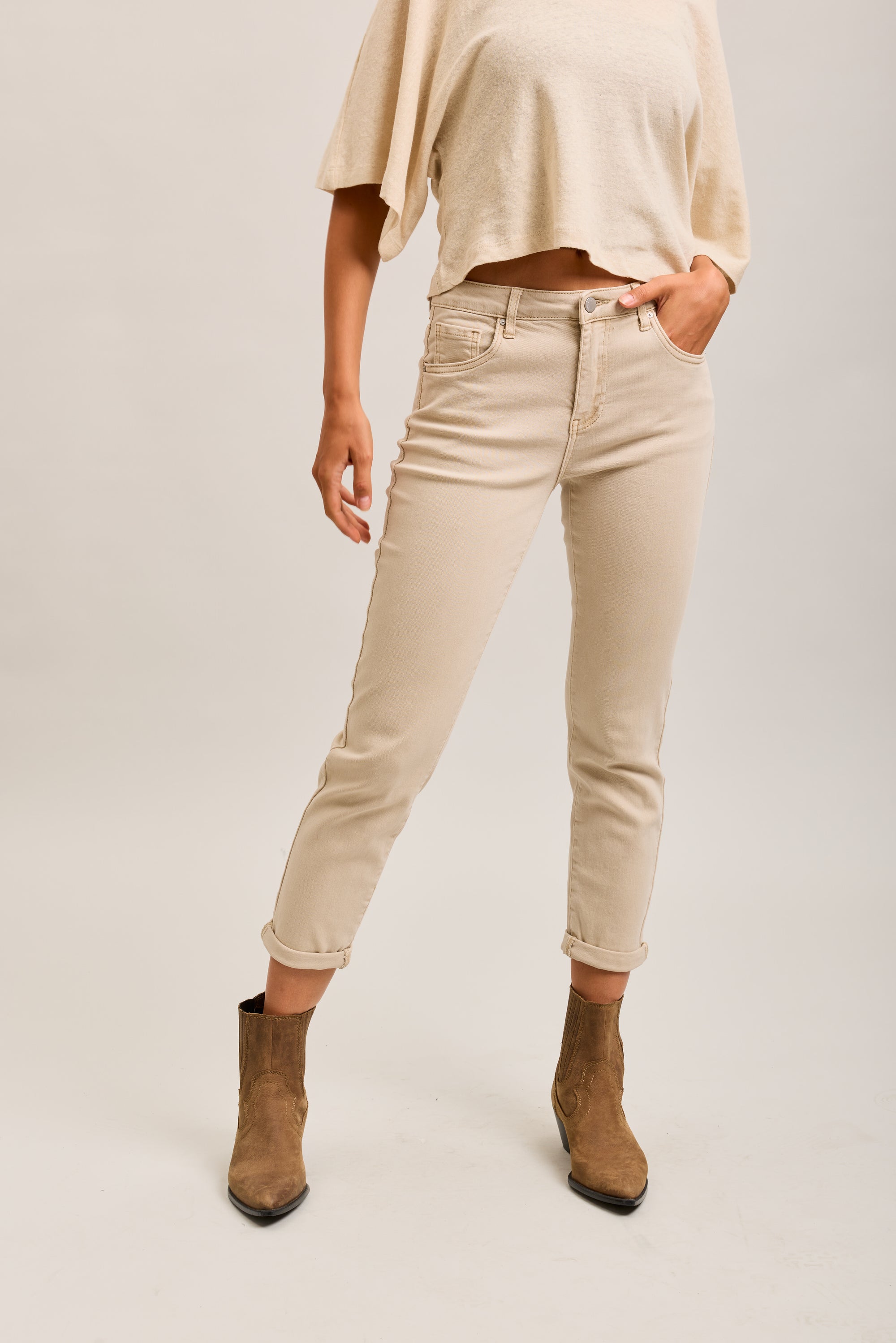 Pantalones vaqueros estilo boyfriend de denim elástico con puños minimalistas Toxik3