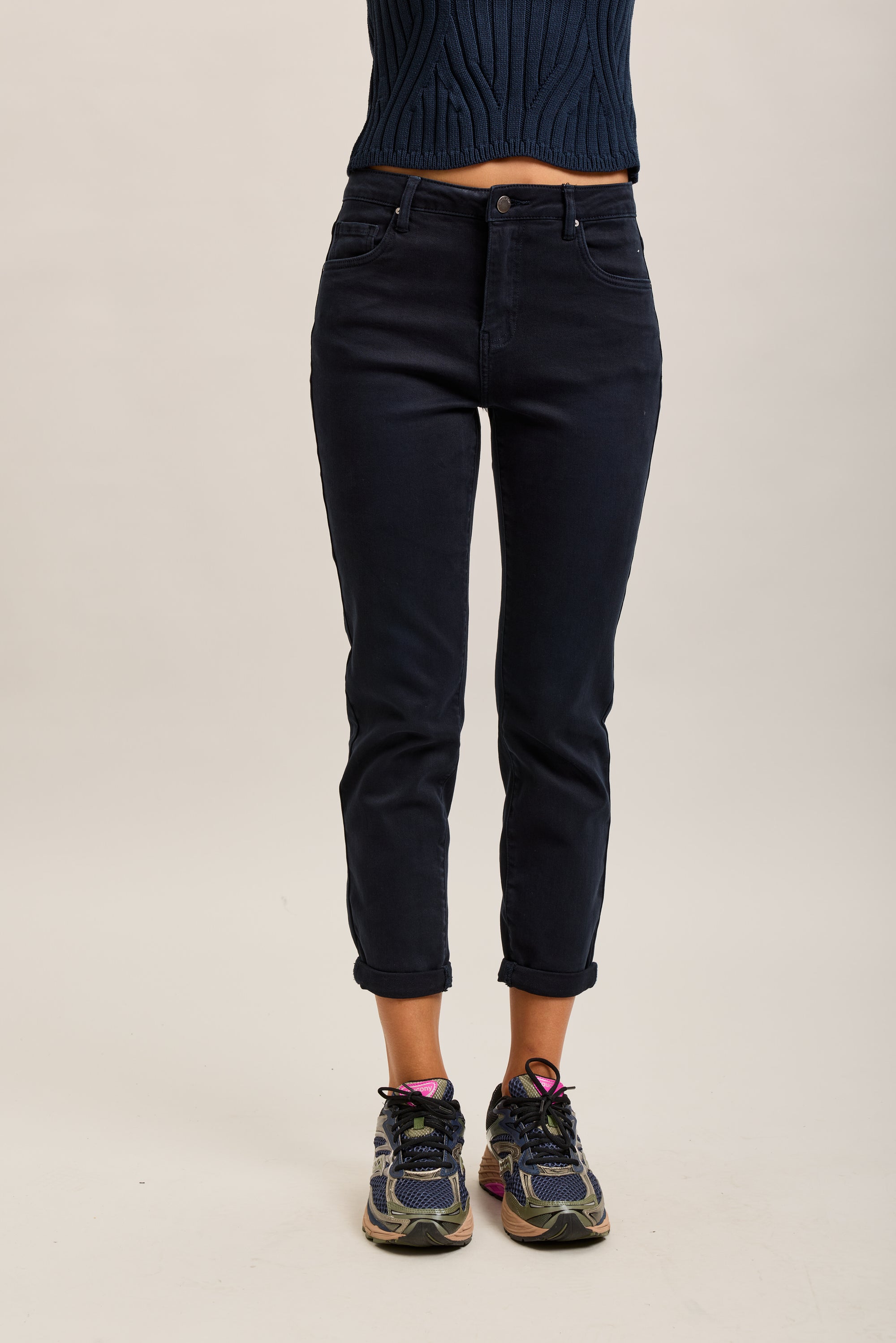 Pantalones vaqueros estilo boyfriend de denim elástico con puños minimalistas Toxik3