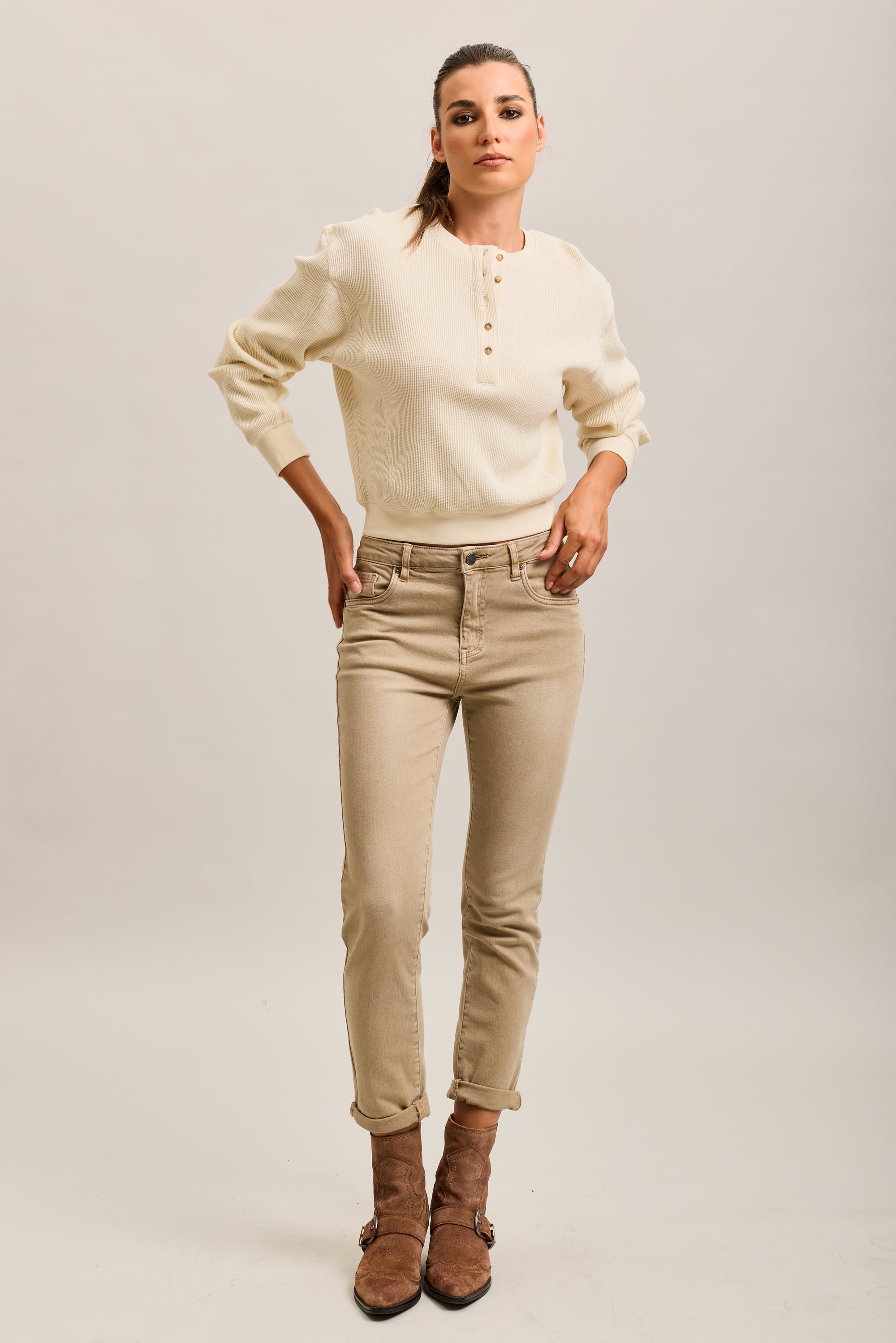 Pantalones vaqueros estilo boyfriend de denim elástico con puños minimalistas Toxik3